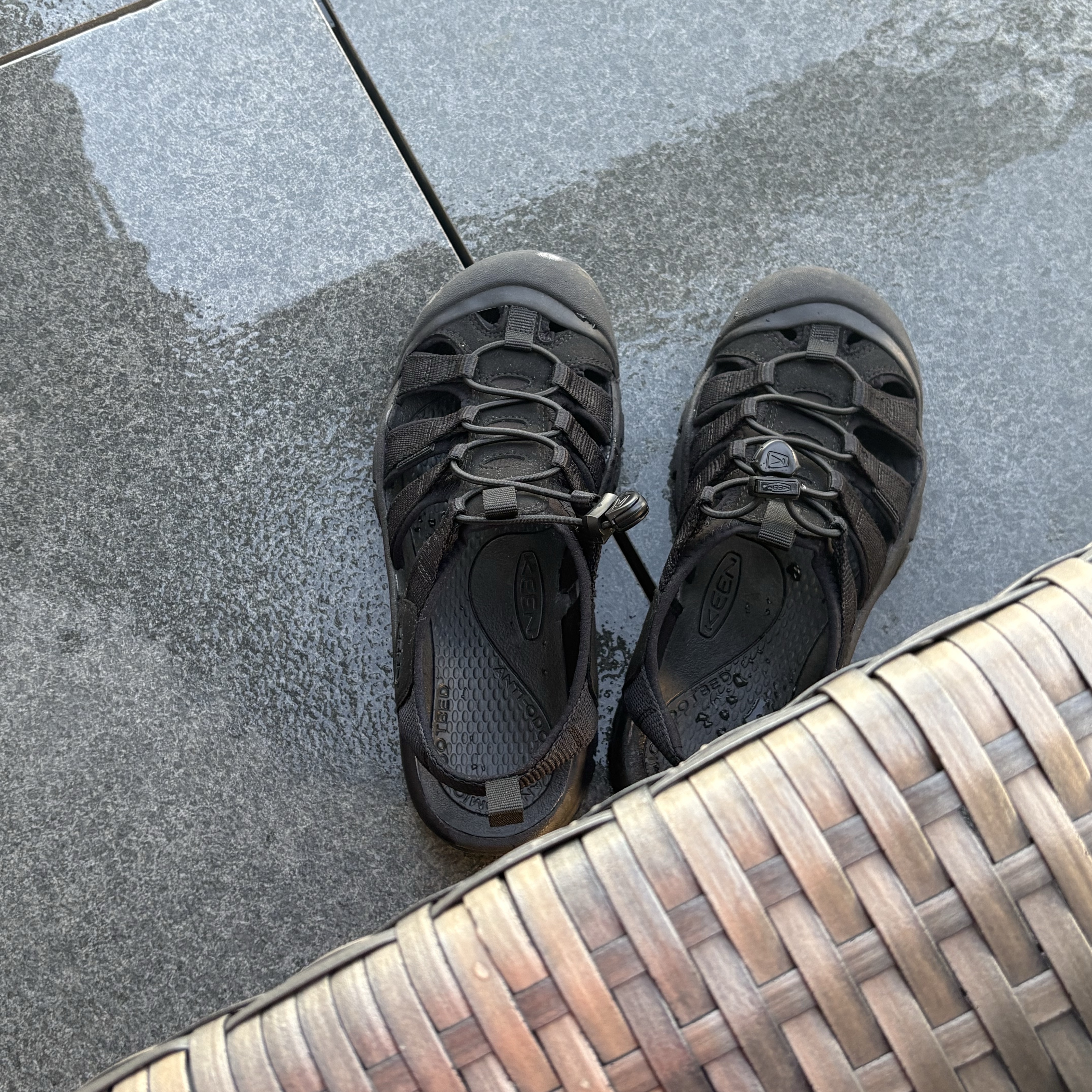 (W) Keen Newport H2 Triple Black 착용 스타일