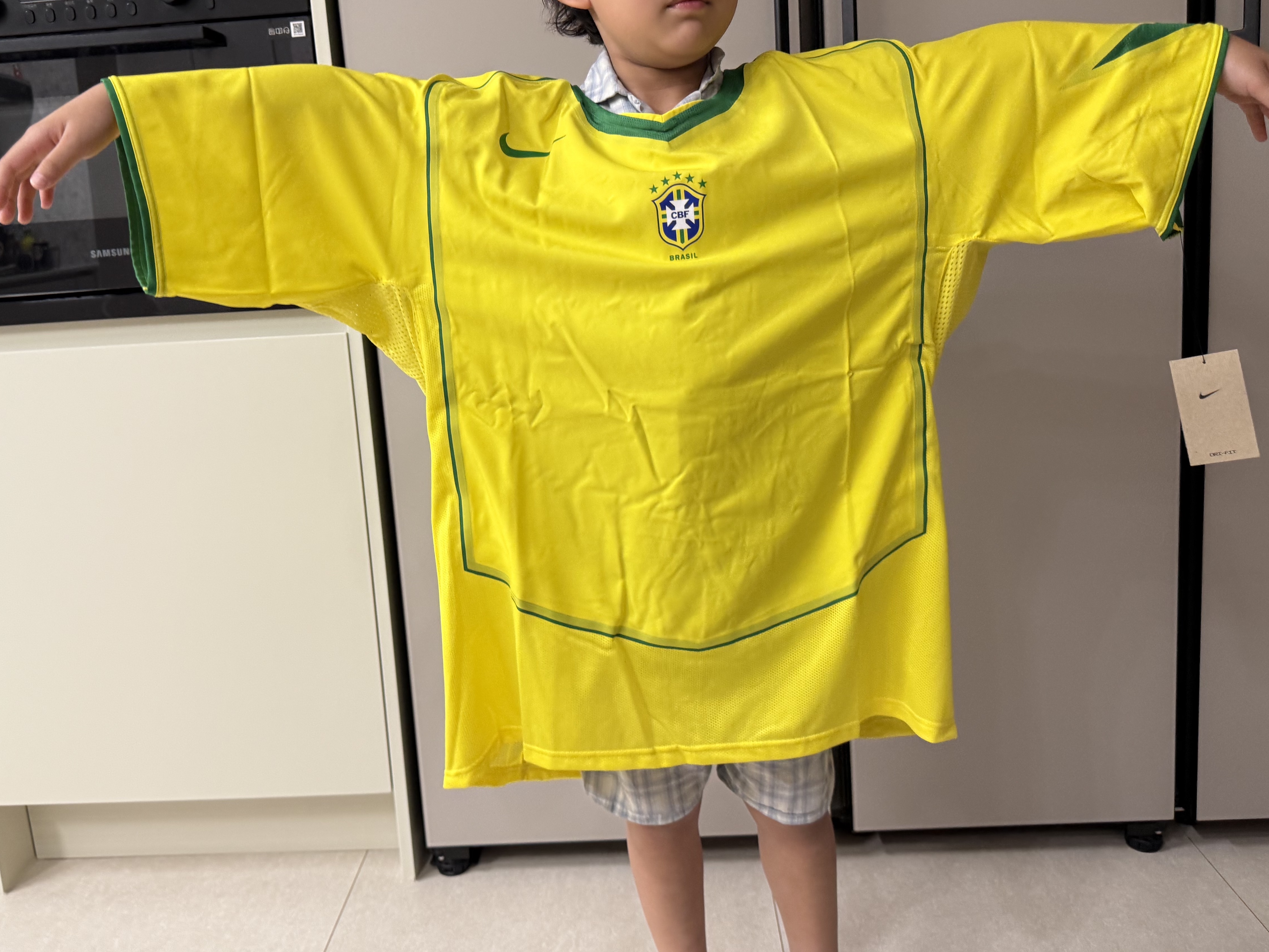 Nike Brazil 2004 Total 90 Reissue Soccer Replica Jersey (Non Marking Ver.) 착용 스타일 - 1