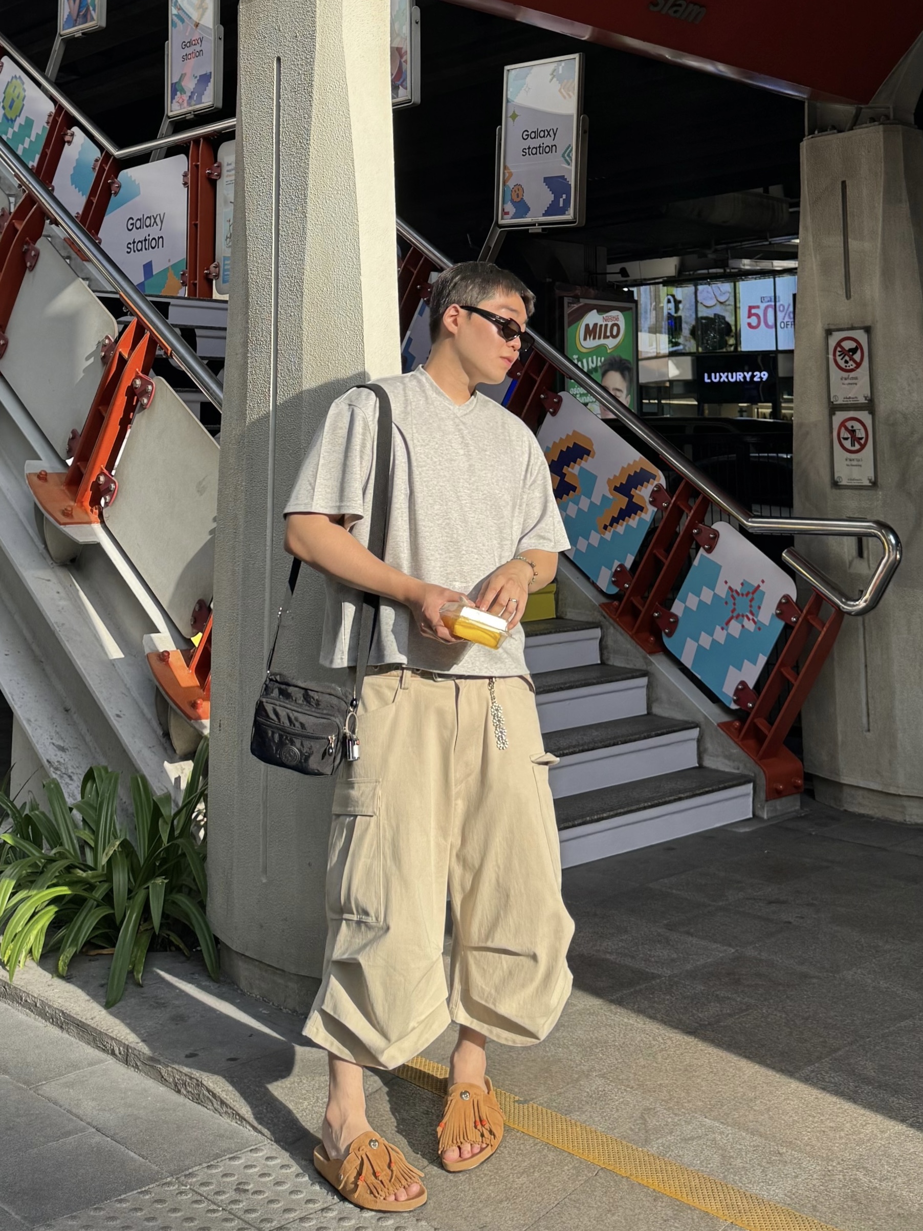 Nonnod Cropped V-Neck T-Shirt Grey, Nonnod Side cargo shorts Beige 착용 스타일 - 2