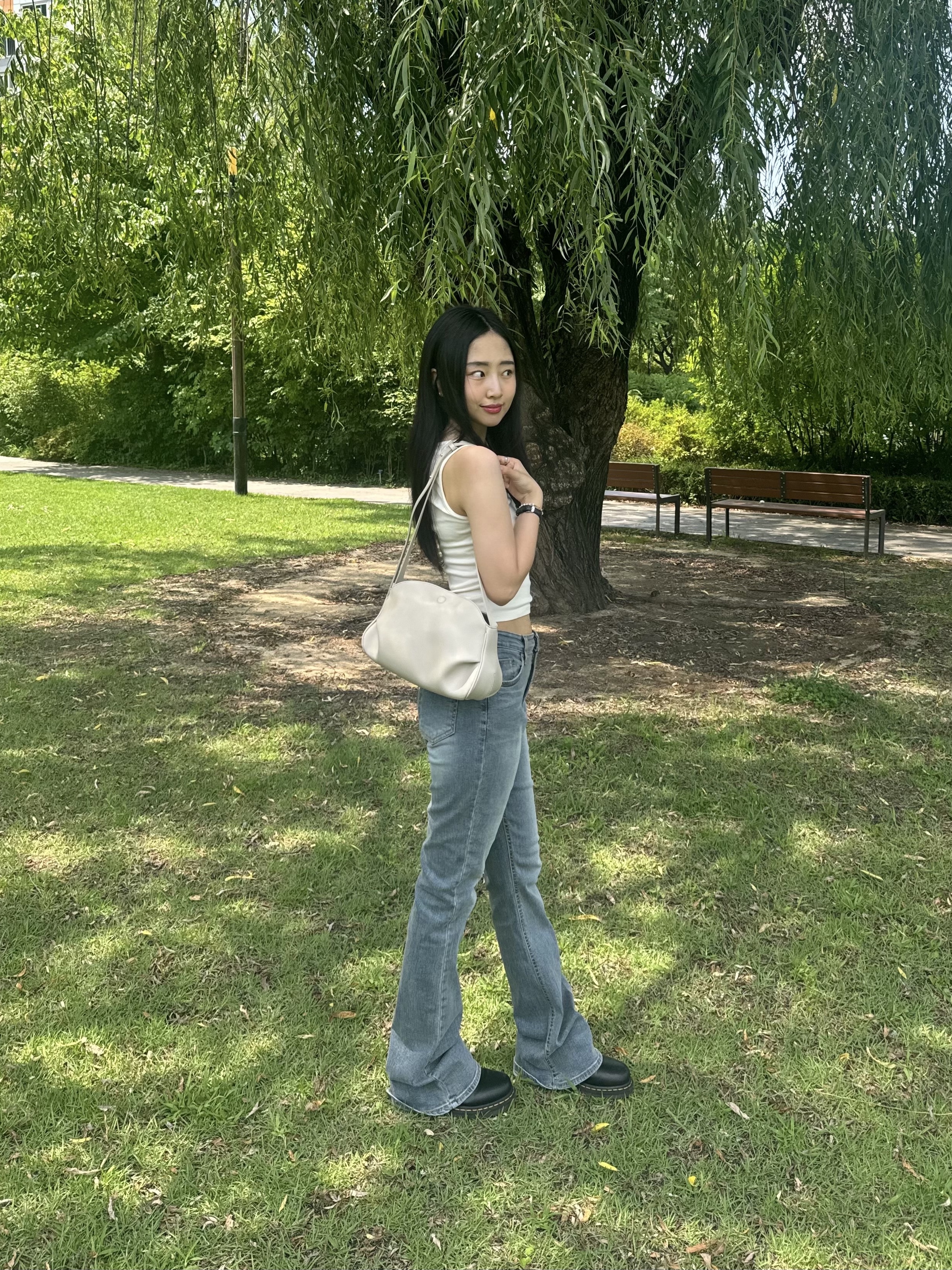 Dr. Martens 1461 Smooth Black, Apple AirPods Max Lightning Silver (Korean Ver.) 착용 스타일 - 8