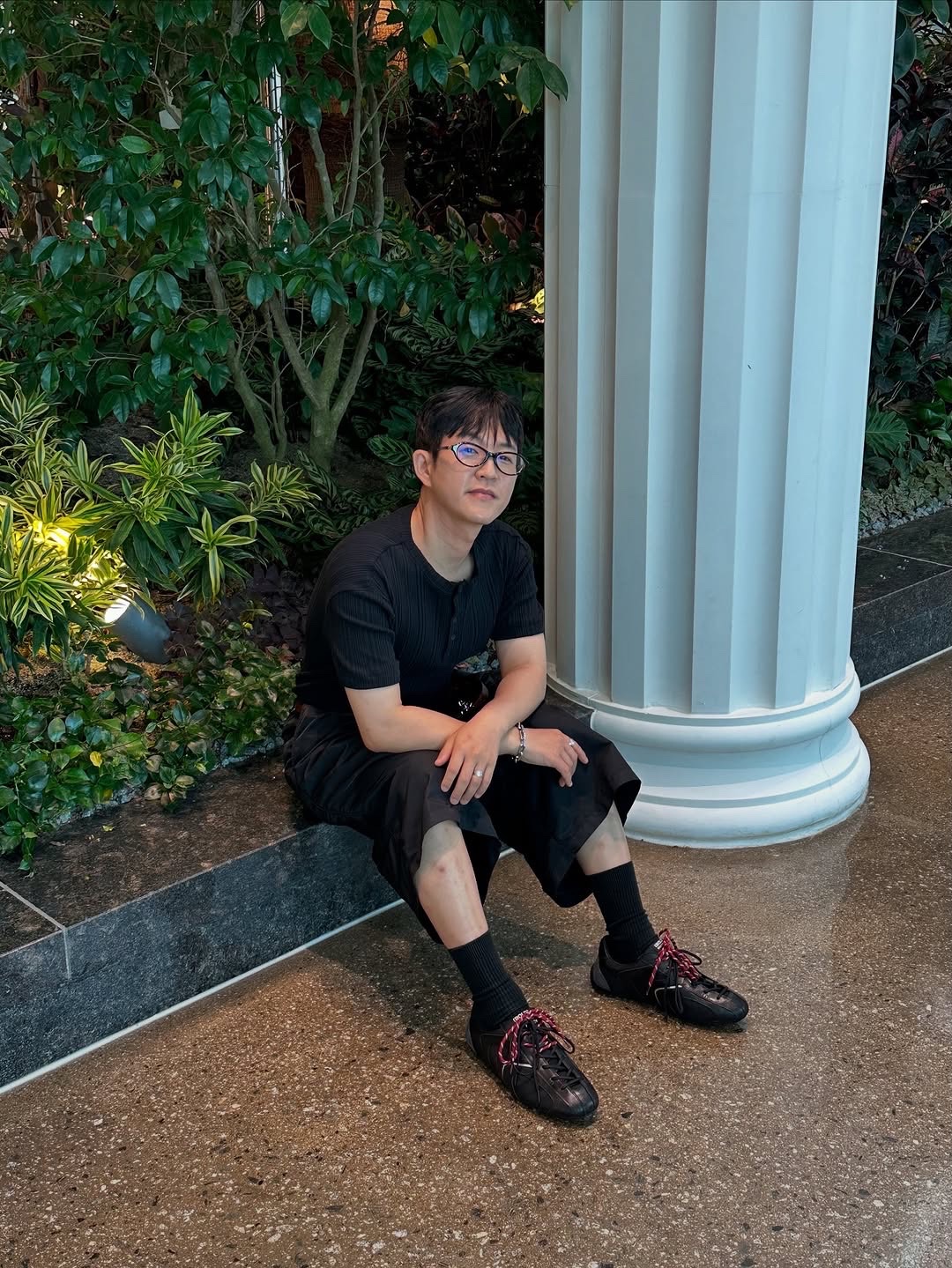 SOULESURES BOLD Kyle, MJD x Koin Seoul Two Tuck Re-Nylon Wide Carpenter Bermuda Pants Black 착용 스타일 - 6