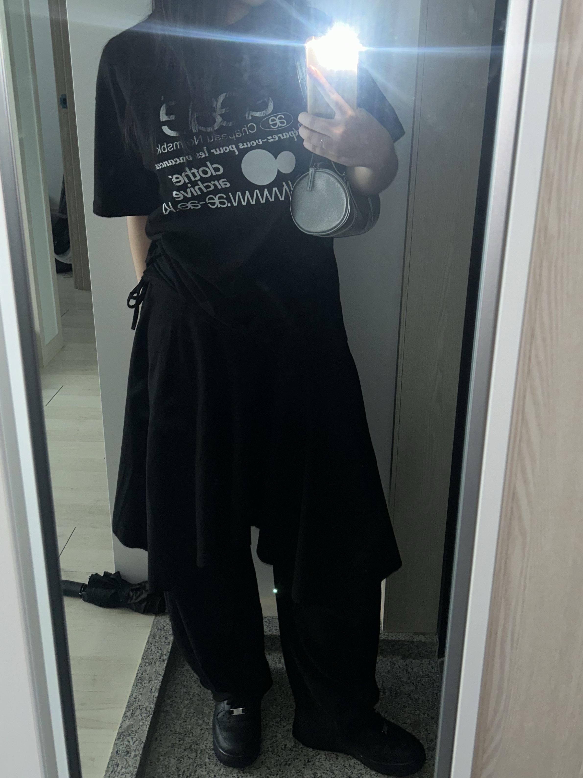 (W) Nike Air Force 1 '07 Low Triple Black, AEAE Web Logo T-shirts Black 착용 스타일