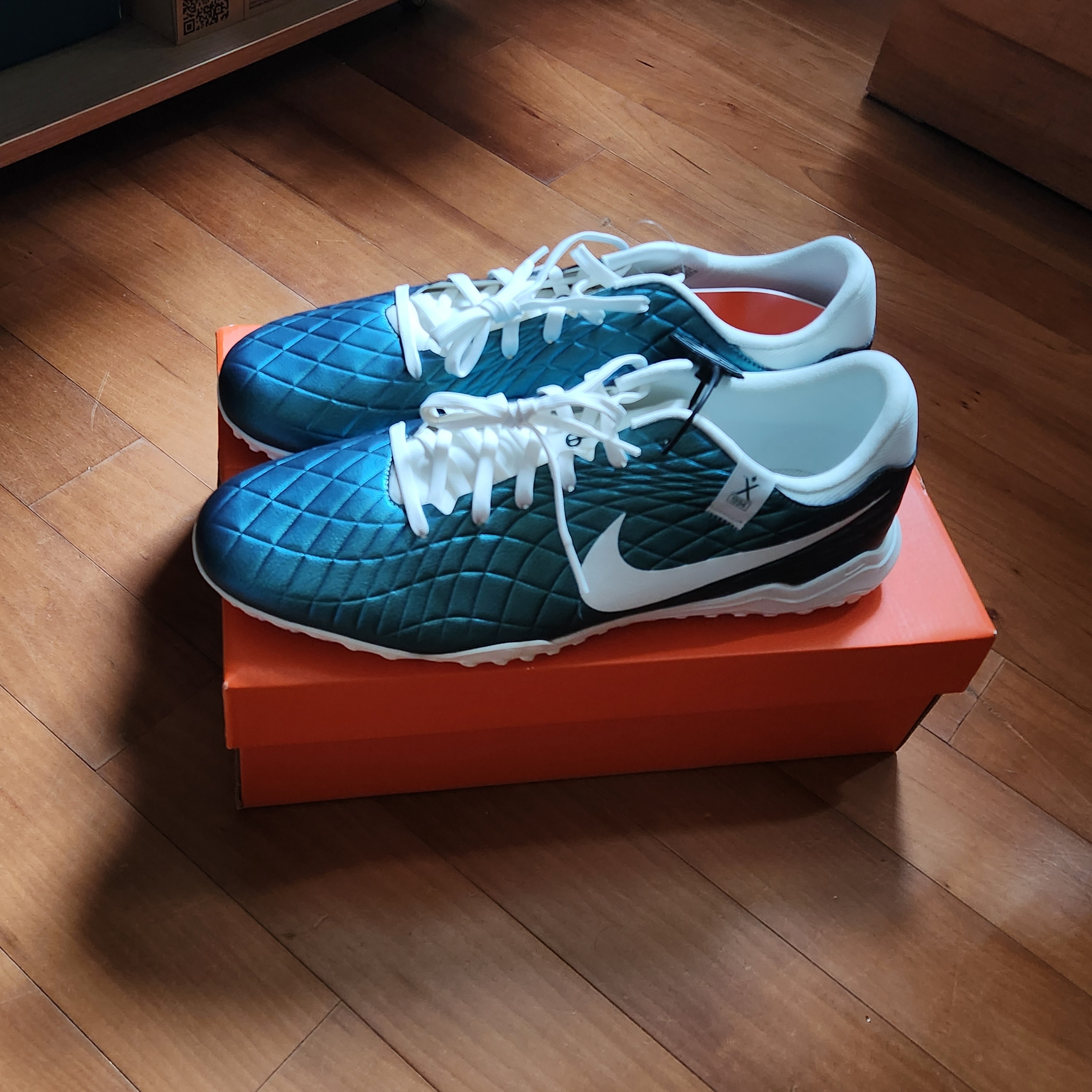 Nike Tiempo Emerald Legend 10 Academy TF Dark Atomic Teal Sail 착용 스타일