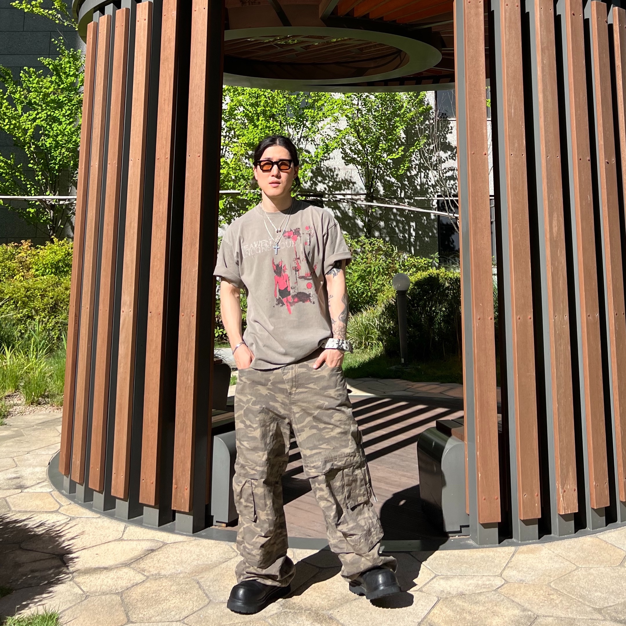 Awende Red Veil T-shirt Charcoal, [KREAM Exclusive] Kamien Titan Baggy Pants Kream Camo 착용 스타일 - 2
