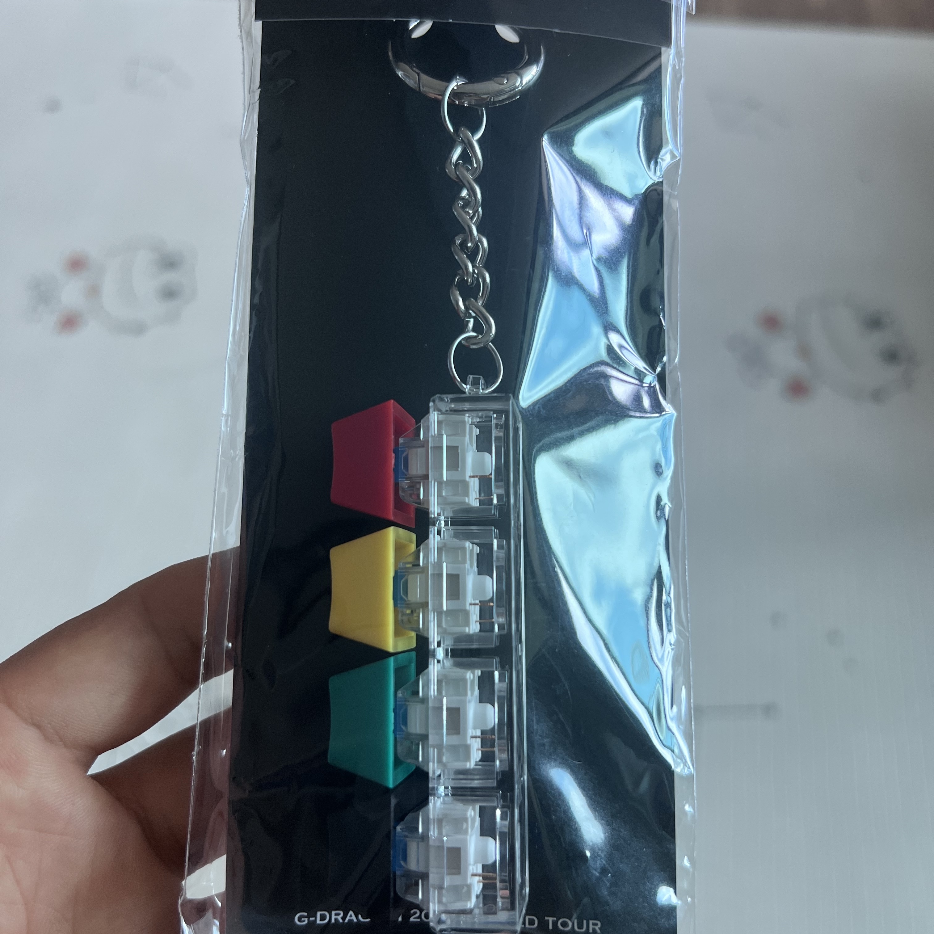 G-DRAGON Ubermensch Keycap Keyring 착용 스타일 - 1