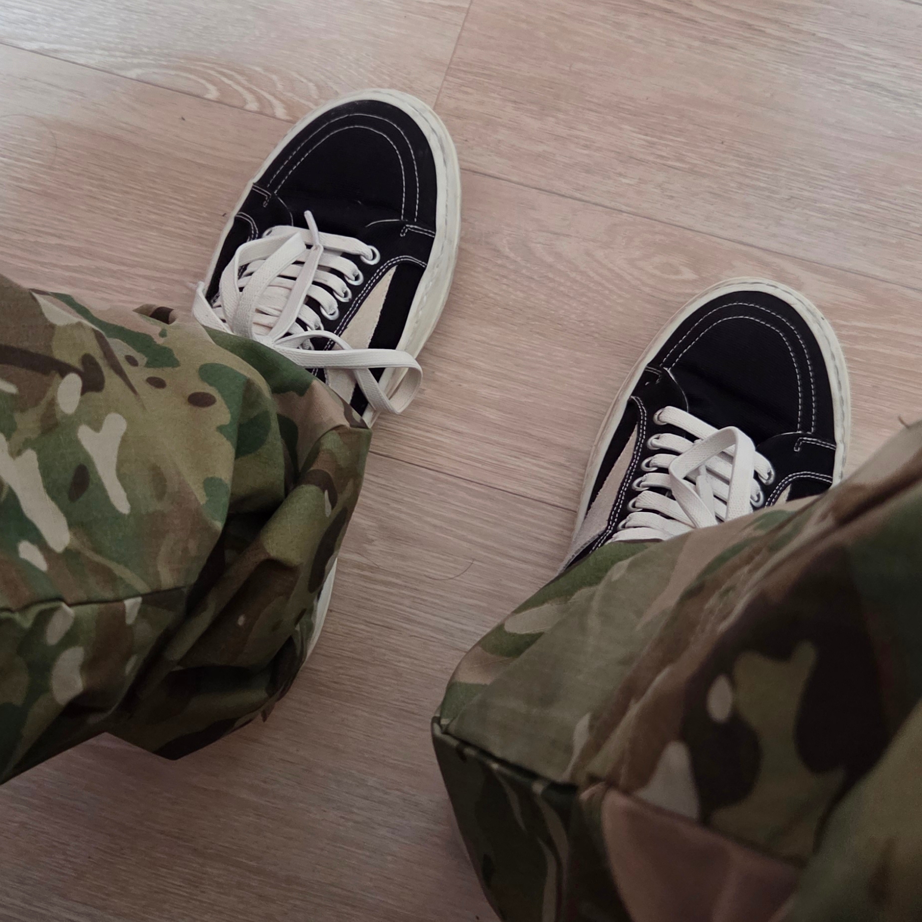 Rick Owens Drkshdw Vintage Sneakers Black Milk 착용 스타일 - 3