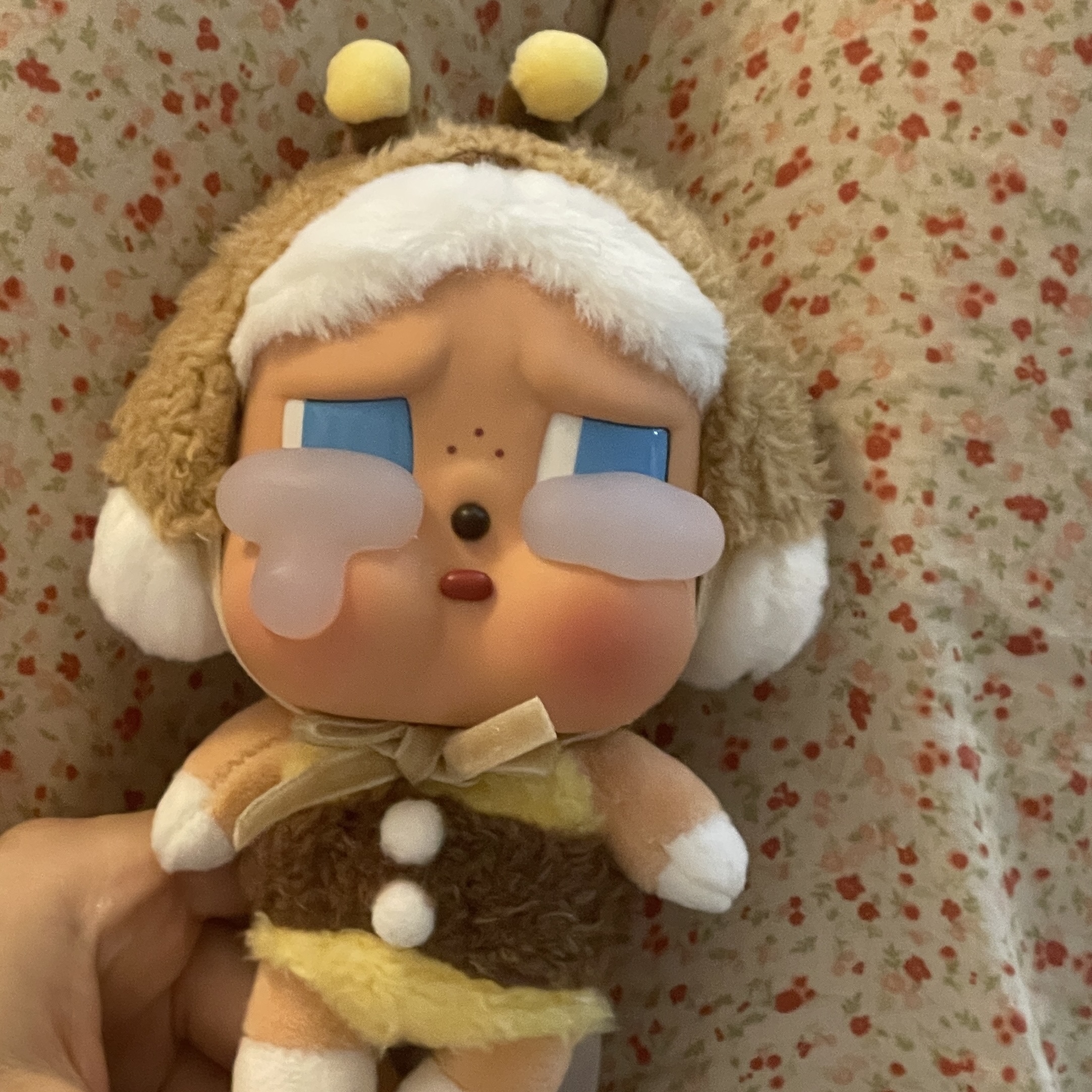 Pop Mart Crybaby Crying Again Series Plush Keyring I'll Bring You A Flower (Opened Case) 착용 스타일