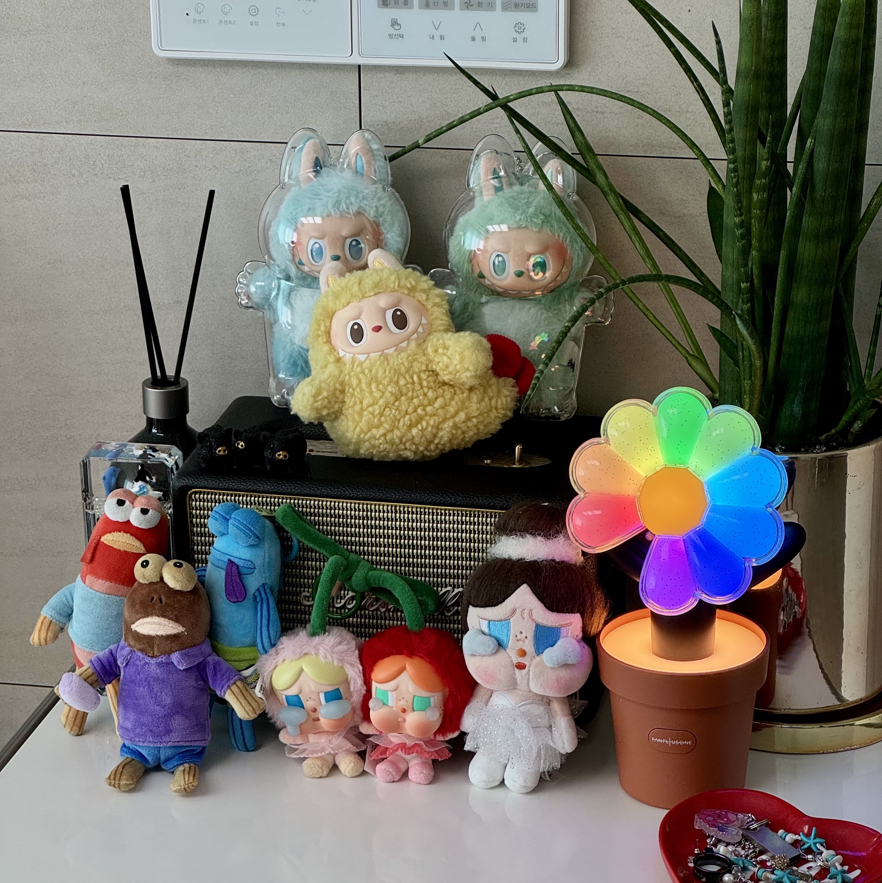 Pop Mart Crybaby Shiny Shiny Series Plush Pedant Blister Pack, Pop Mart Crybaby Crying For Love Series Vinyl Plush 착용 스타일
