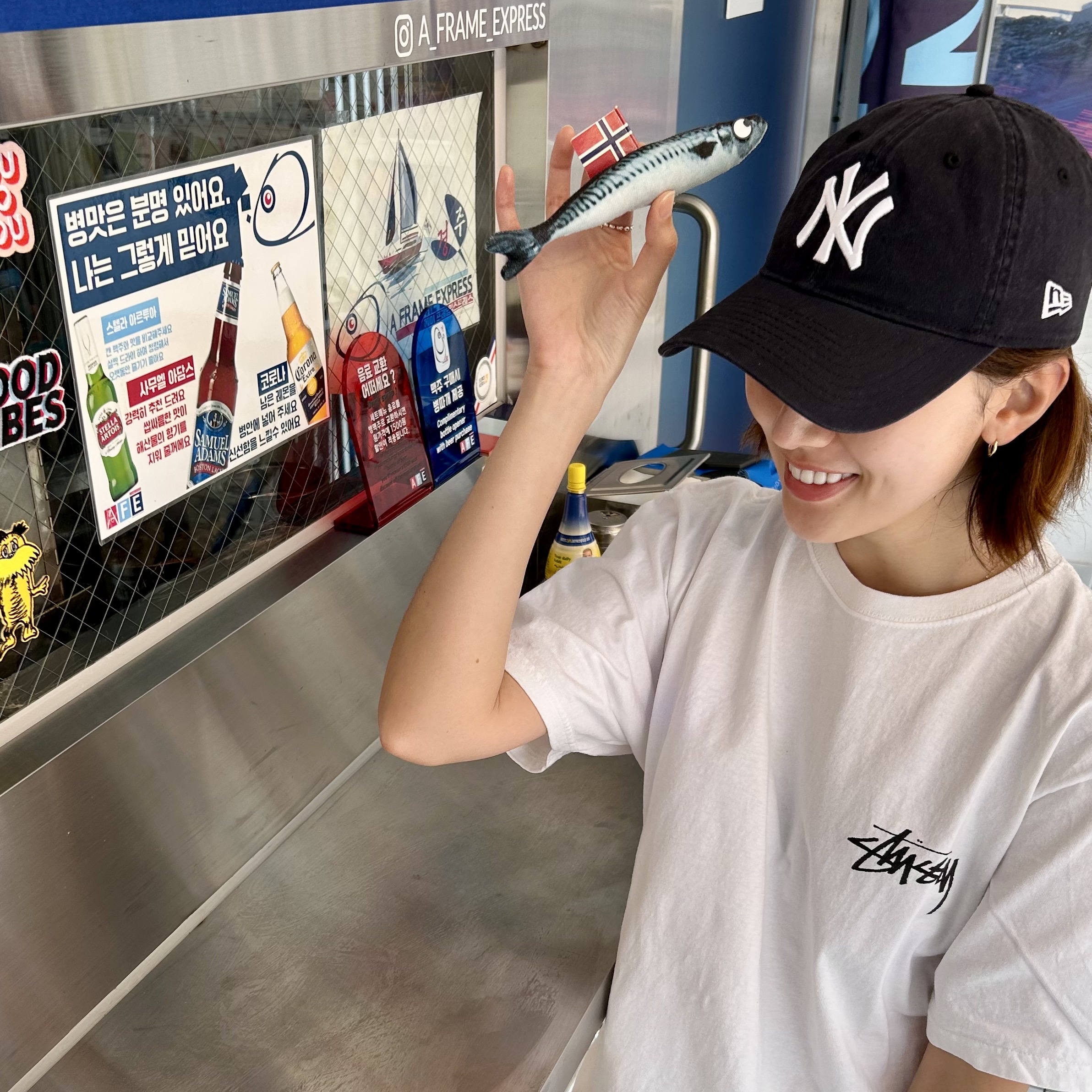 New Era x MoMA New York Yankees Cap Navy, Stussy Diced Out T-Shirt White 착용 스타일 - 4