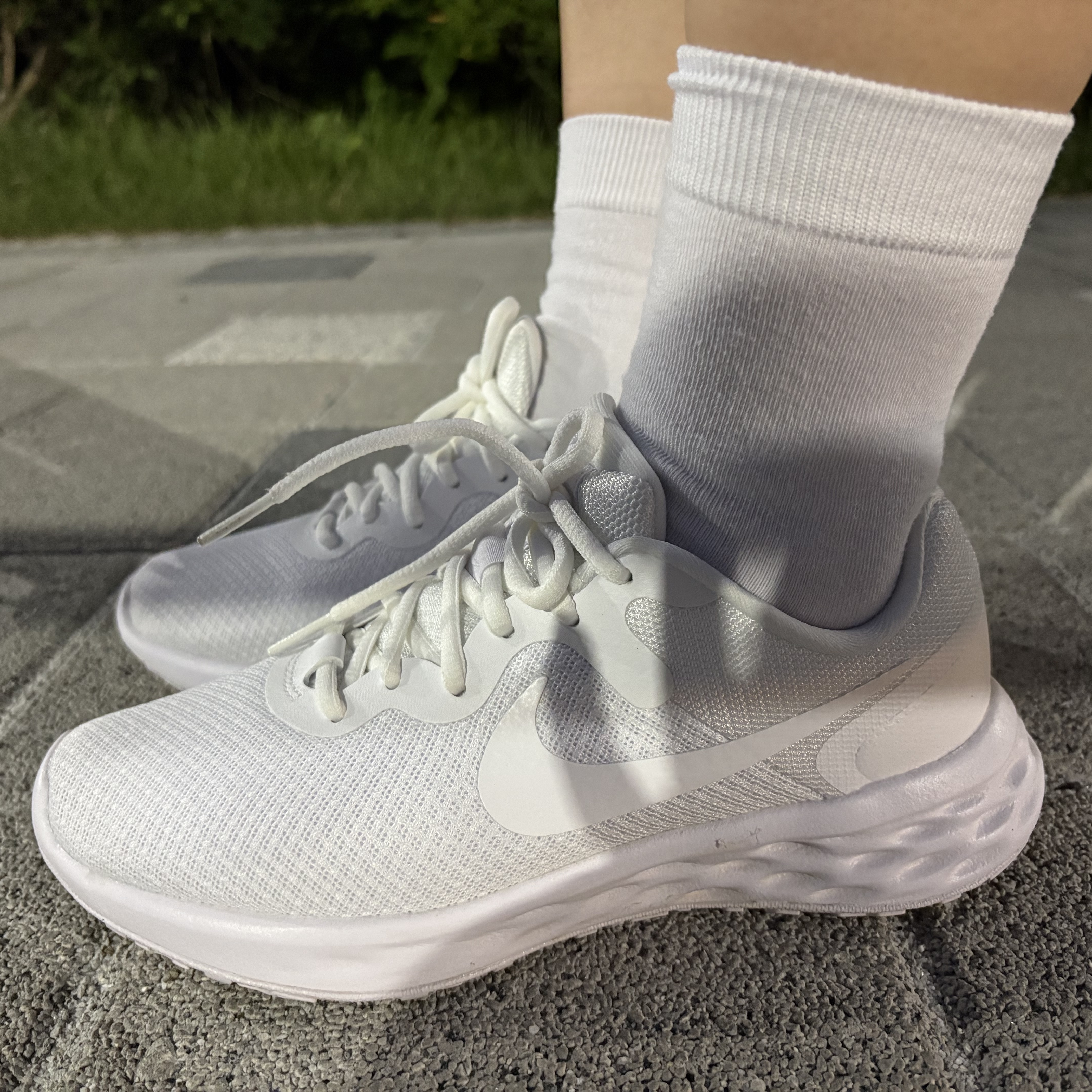 (W) Nike Revolution 6 Next Nature White 착용 스타일 - 1