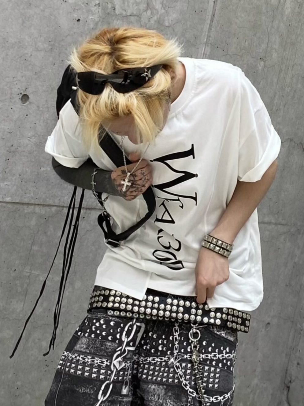 ROARINGRAD Incision Over T-Shirt White 착용 스타일
