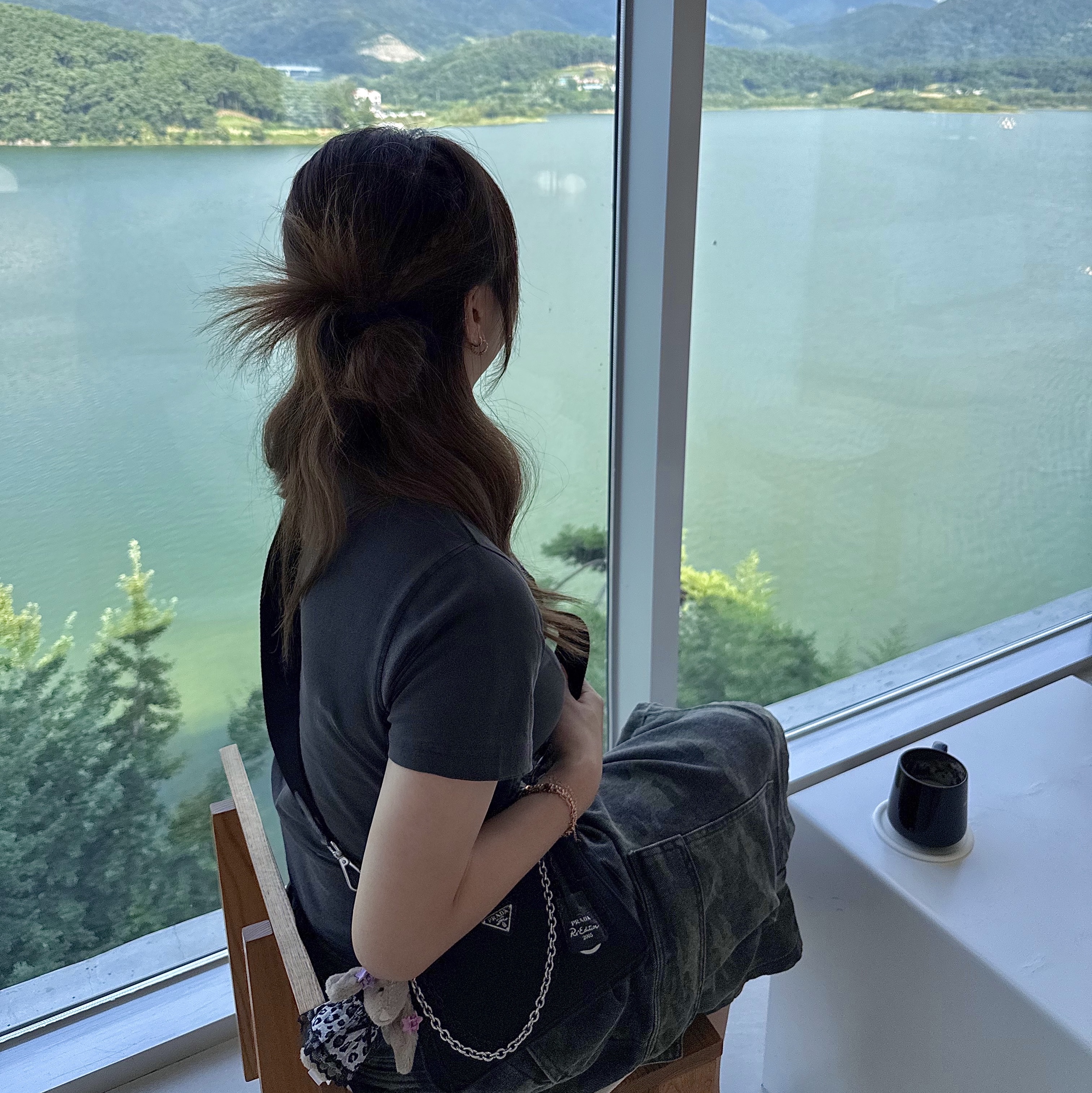 Jellycat Bashful Bunny Bag Charm Beige, Prada Re-Edition 2005 Re-Nylon Shoulder Bag Black 착용 스타일 - 2