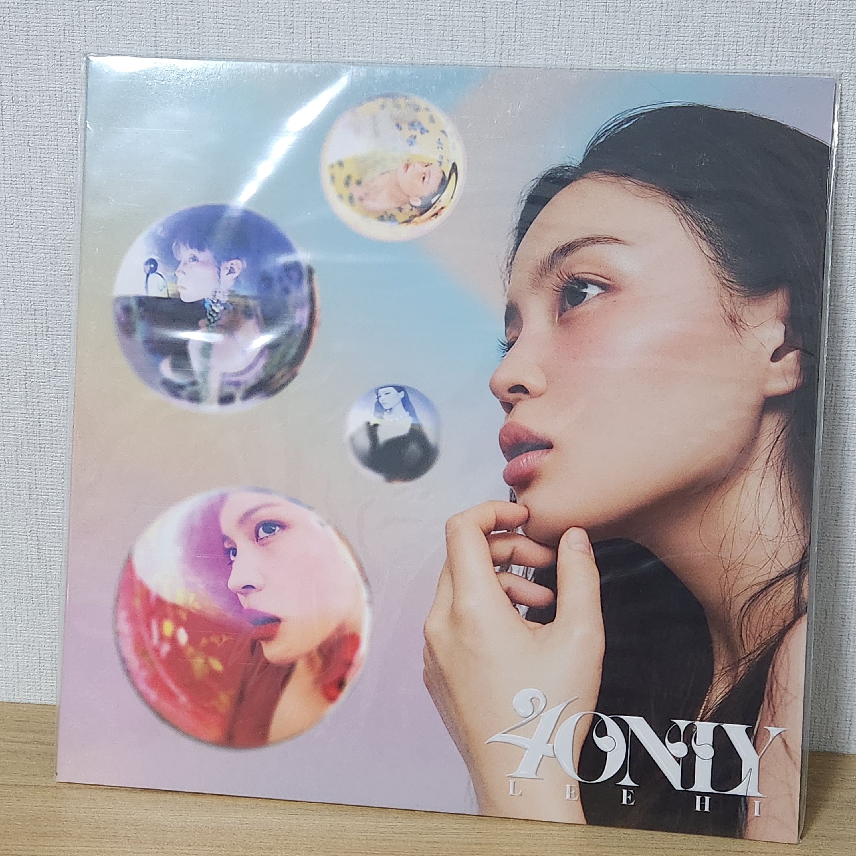 Lee Hi 3rd Album 4 Only LP Transparent 착용 스타일 - 1