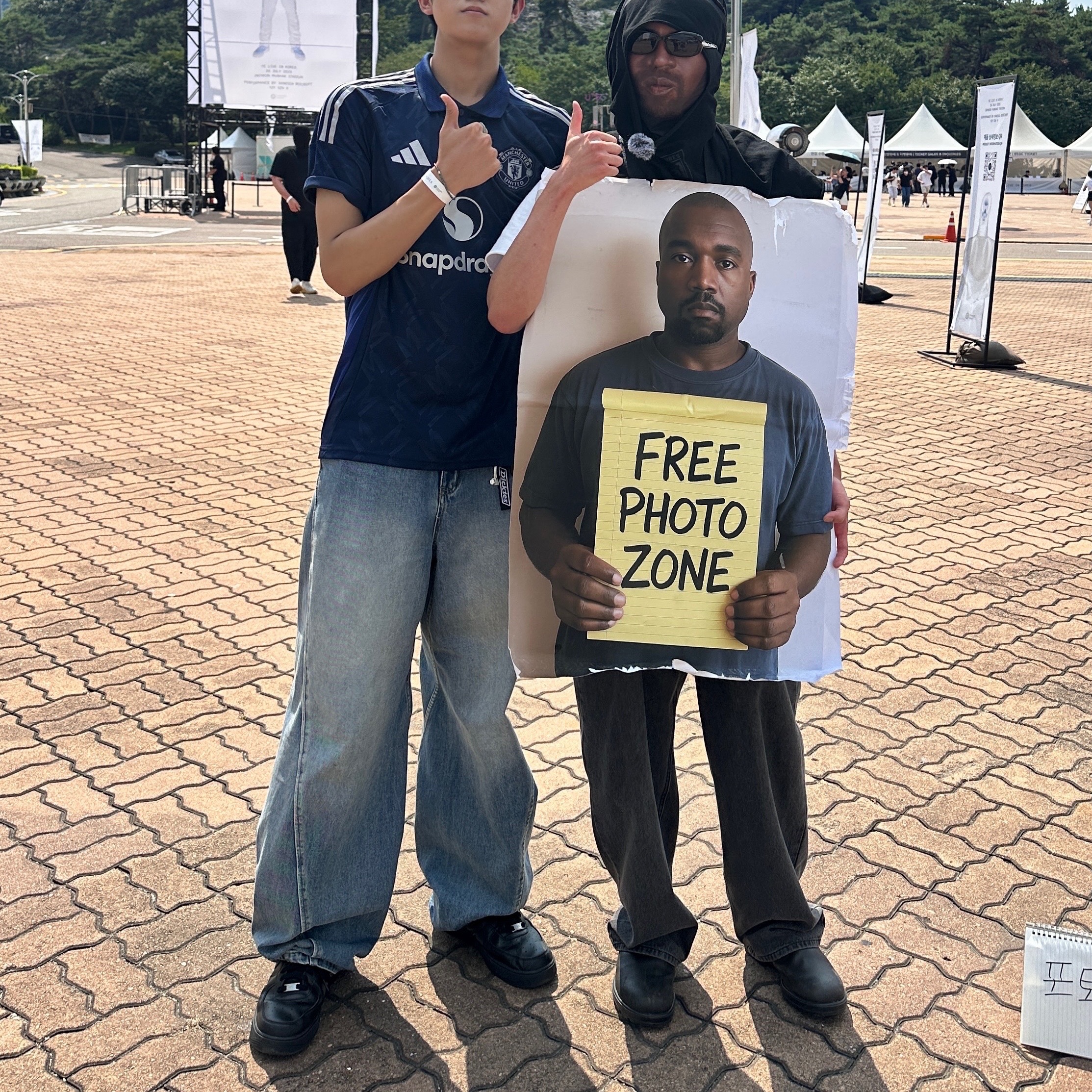 ¥$ Vultures Merch Hoodie Black - Korea Exclusive, Adidas Manchester United 2024/25 Away Jersey Night Indigo - KR Sizing (Non Marking Ver.) 착용 스타일 - 4