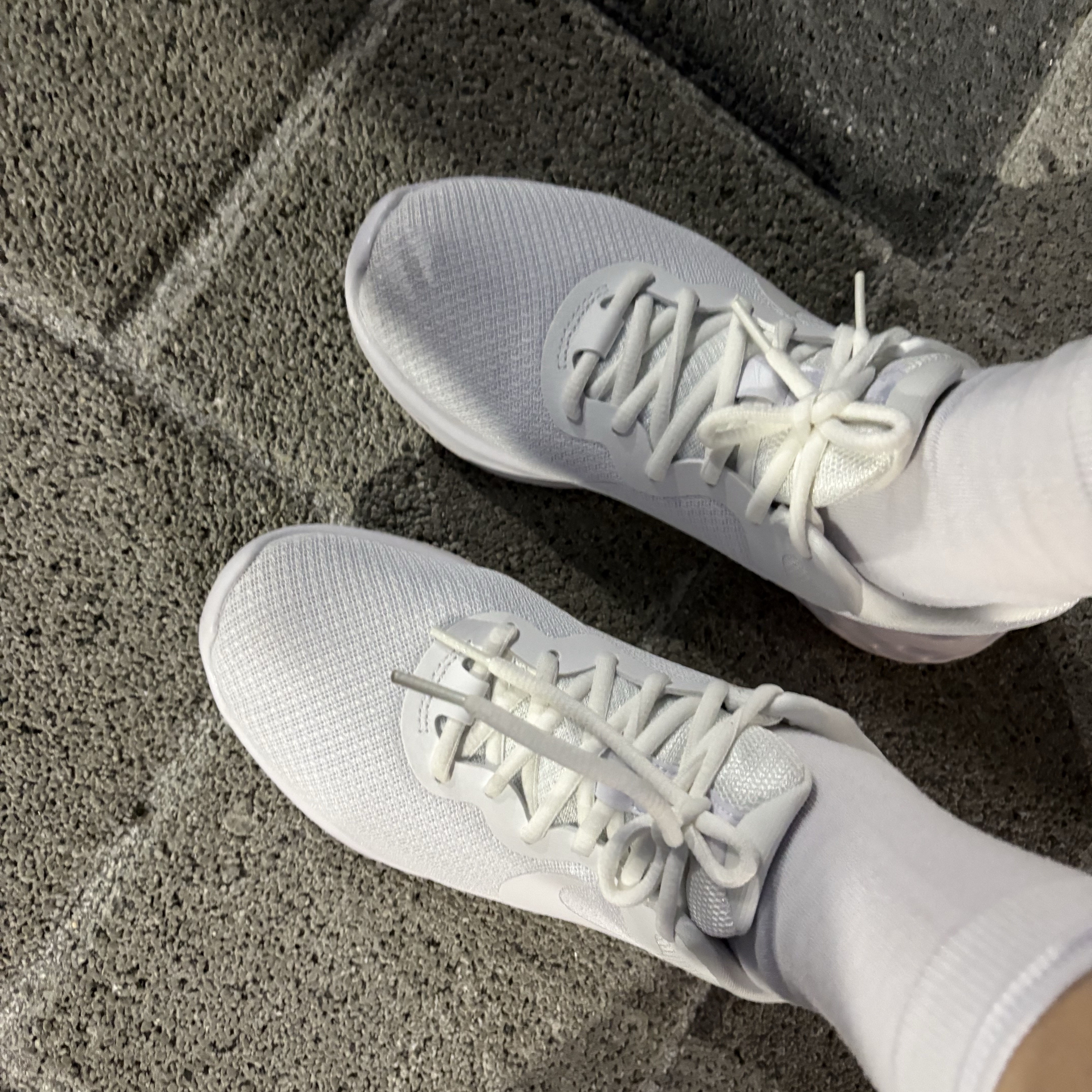 (W) Nike Revolution 6 Next Nature White 착용 스타일 - 2