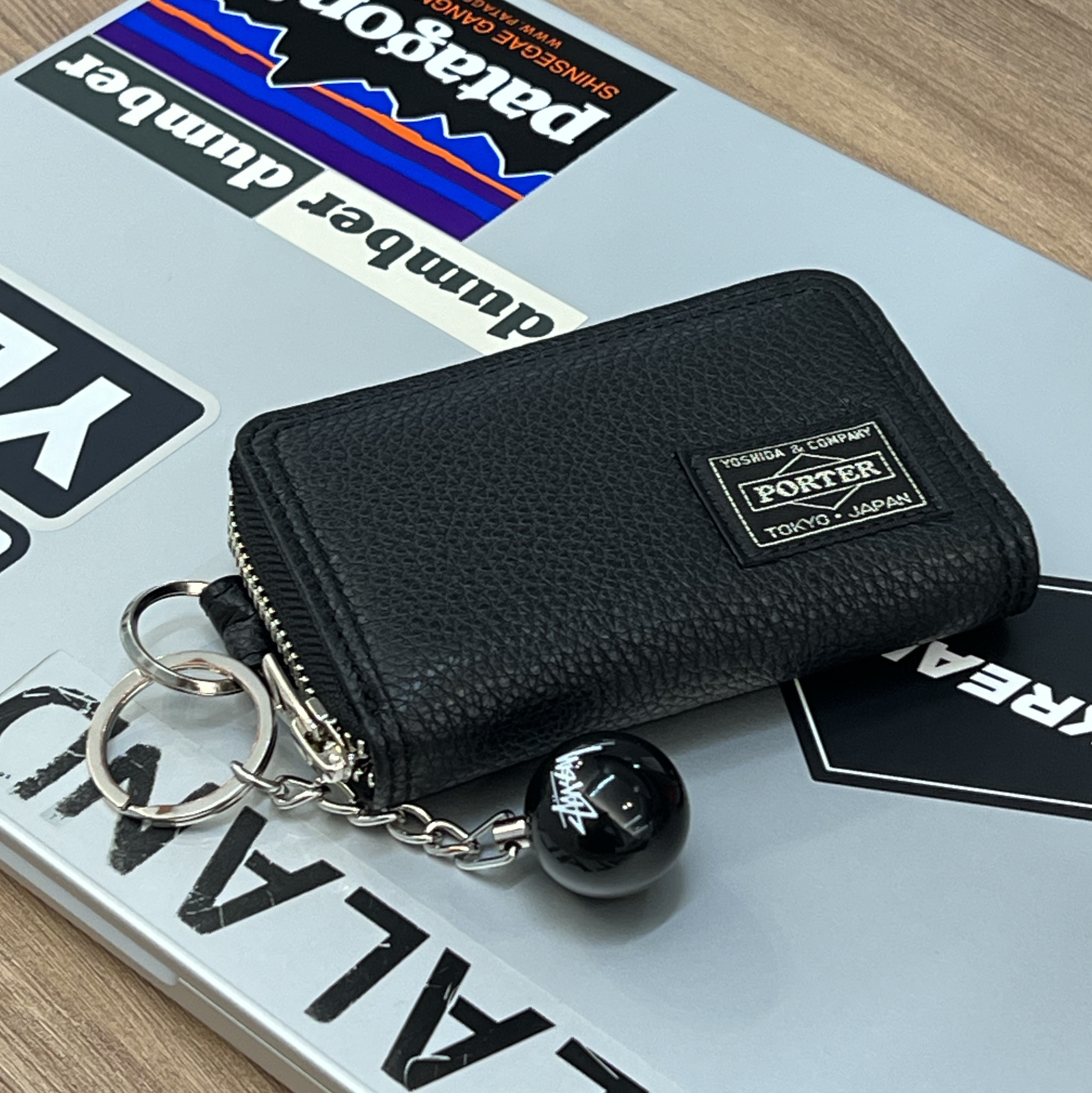 Porter Calm Coin Case Black, Stussy 8 Ball Keychain Black 착용 스타일
