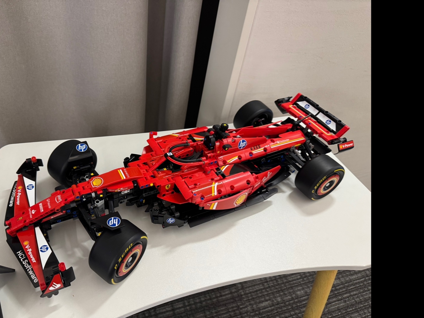 Lego Ferrari SF-24 F1 Car 착용 스타일 - 1