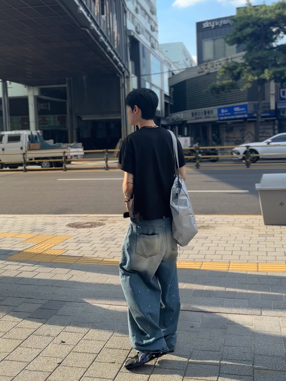 noun Wide Curved Denim Pants Painting Blue, Nike x Martine Rose Shox MR4 Black Multi 착용 스타일 - 3