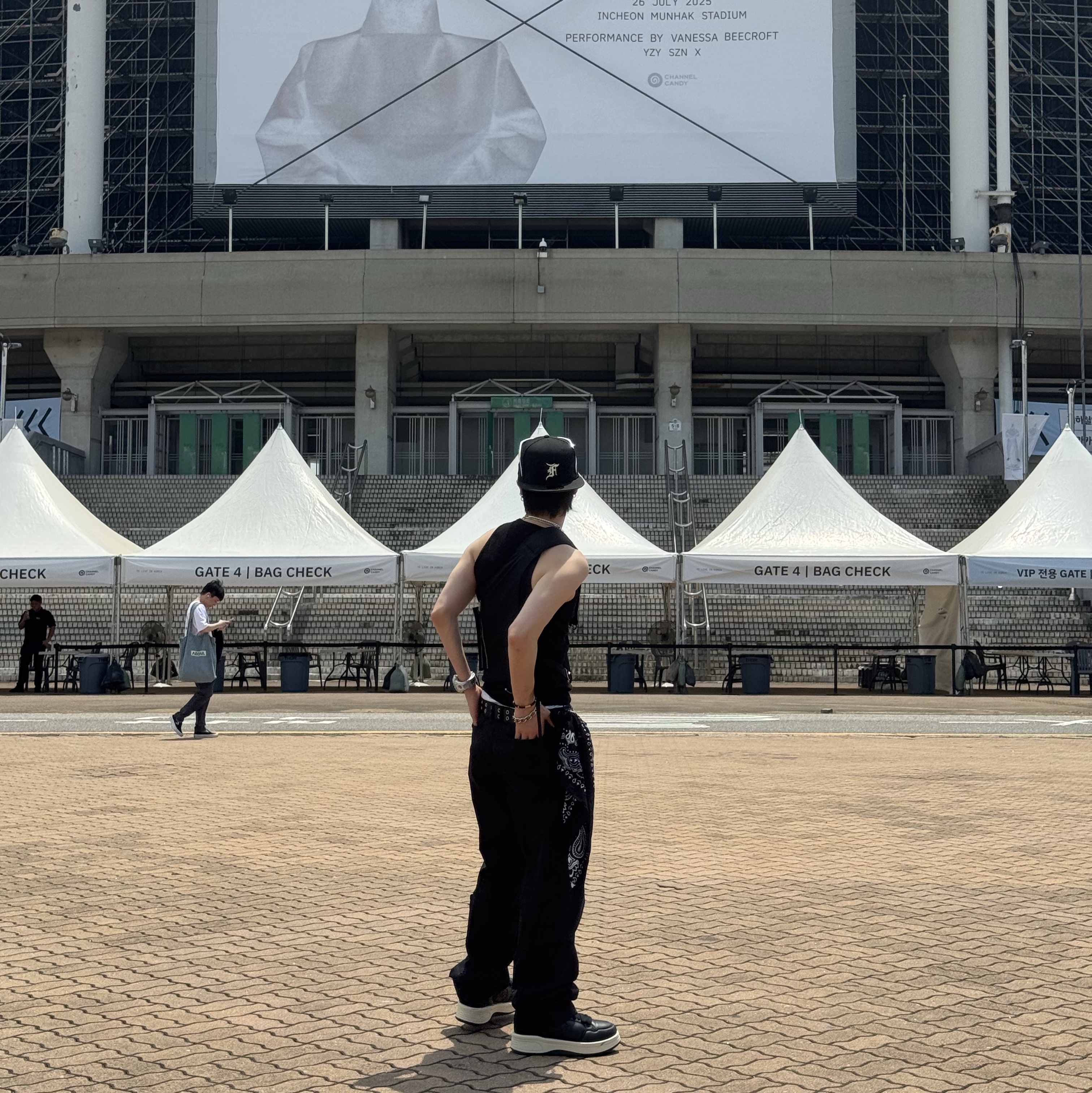 New Era x Fear of God 59FIFTY Chicago White Sox Fitted Cap Black, Converse x Drkshdw Turbowpn Ox Black 착용 스타일 - 1