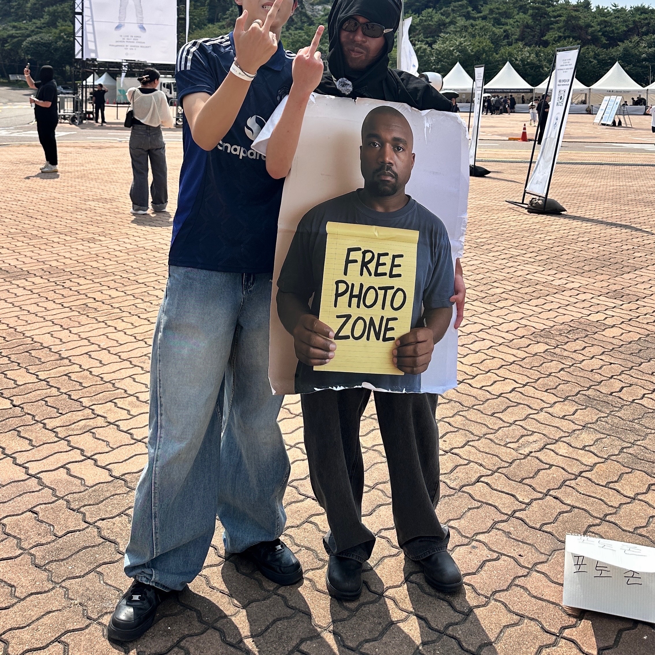 ¥$ Vultures Merch Hoodie Black - Korea Exclusive, Adidas Manchester United 2024/25 Away Jersey Night Indigo - KR Sizing (Non Marking Ver.) 착용 스타일 - 3