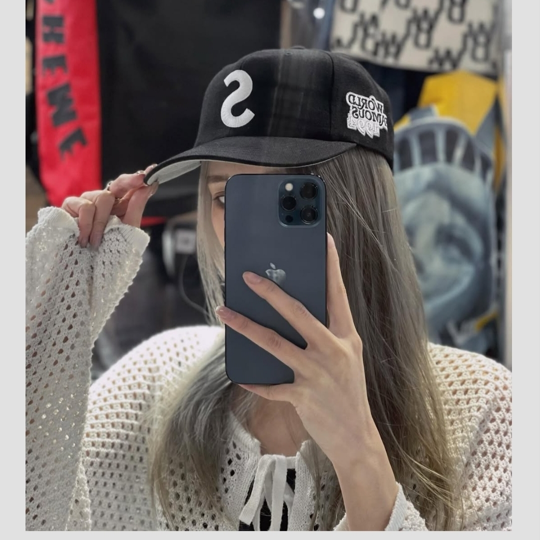Supreme World Famous S Logo 6-Panel Navy - 25SS, Supreme World Famous S Logo 6-Panel Black 착용 스타일 - 2