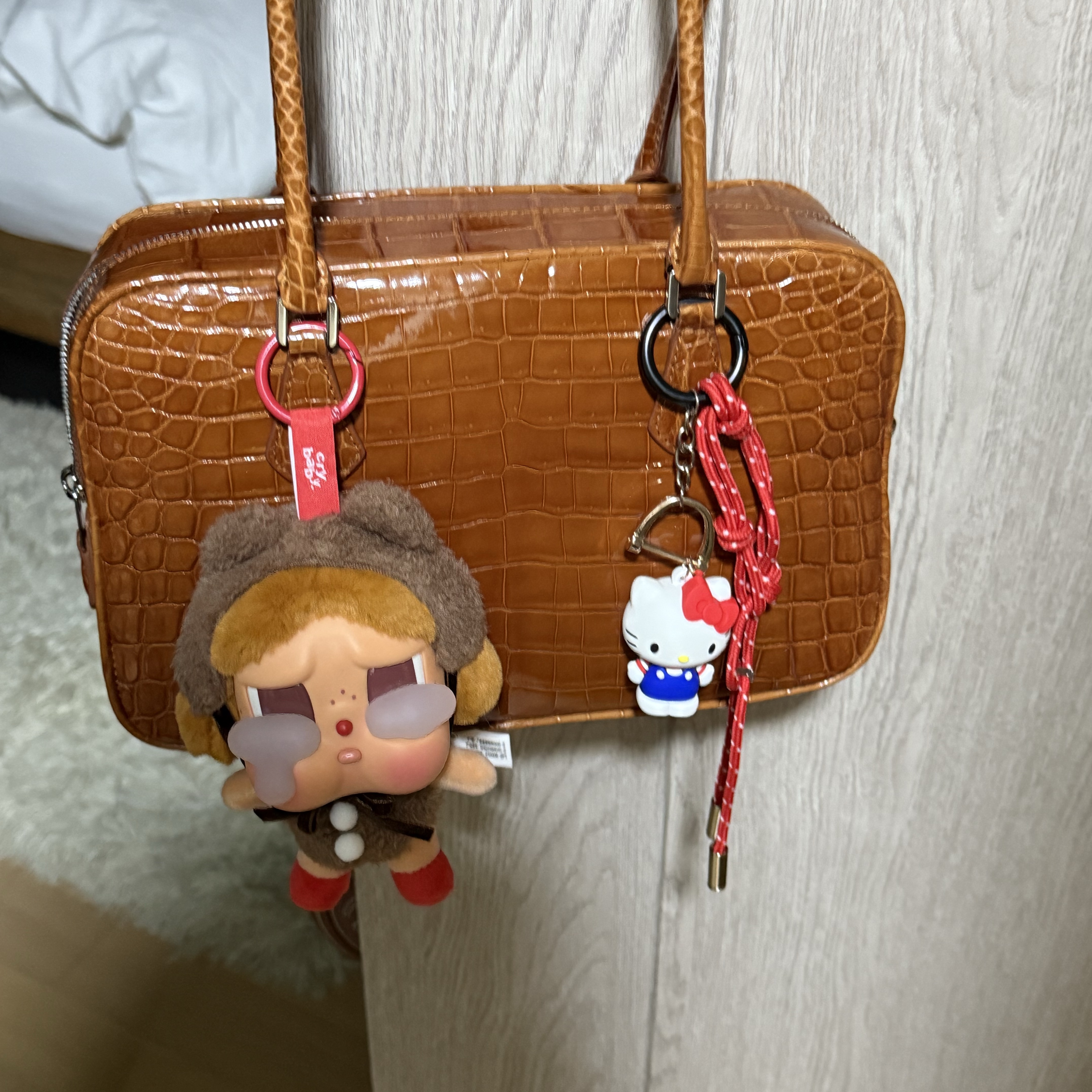 Pop Mart Crybaby Crying Again Series Plush Keyring Sealed Case (6 Blind Boxes) 착용 스타일