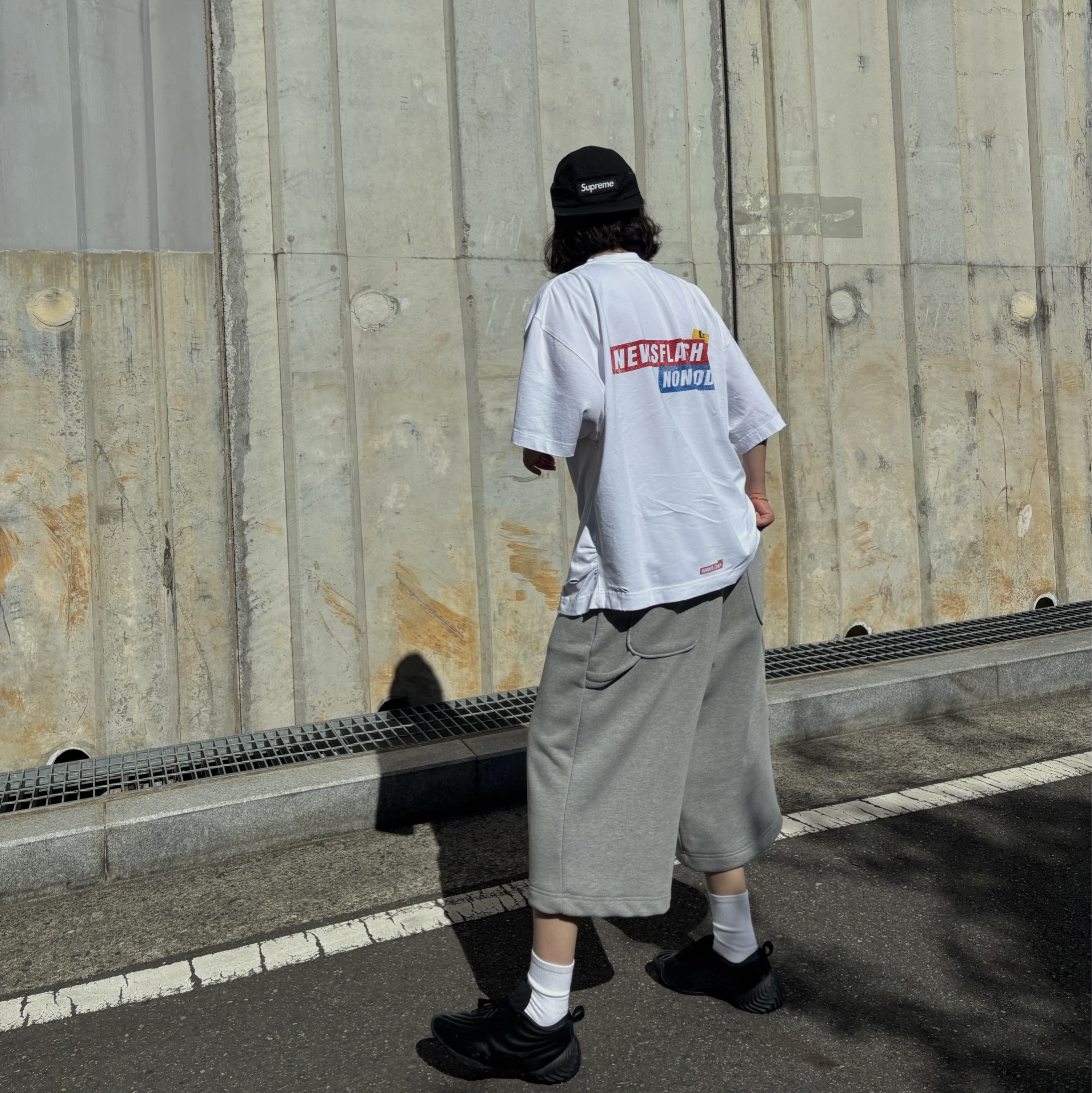 MJD Wide Carpenter Bermuda Shorts Melange Grey, Nonnod Puckering News Flash T-Shirt Washed White 착용 스타일