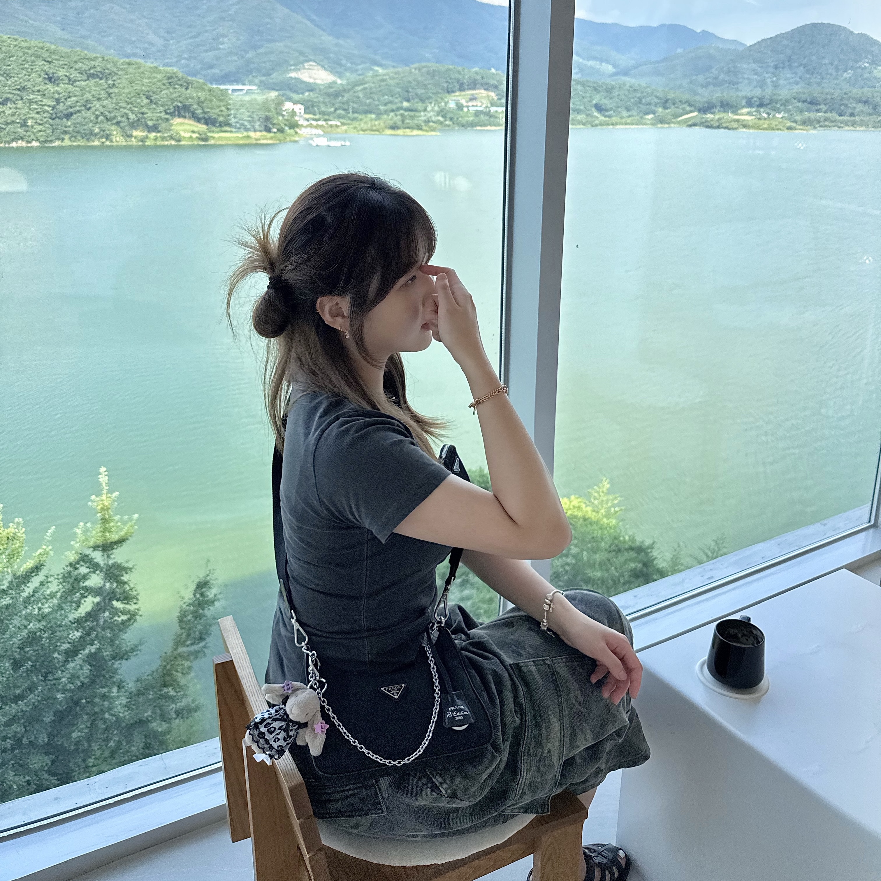 Jellycat Bashful Bunny Bag Charm Beige, Prada Re-Edition 2005 Re-Nylon Shoulder Bag Black 착용 스타일 - 1