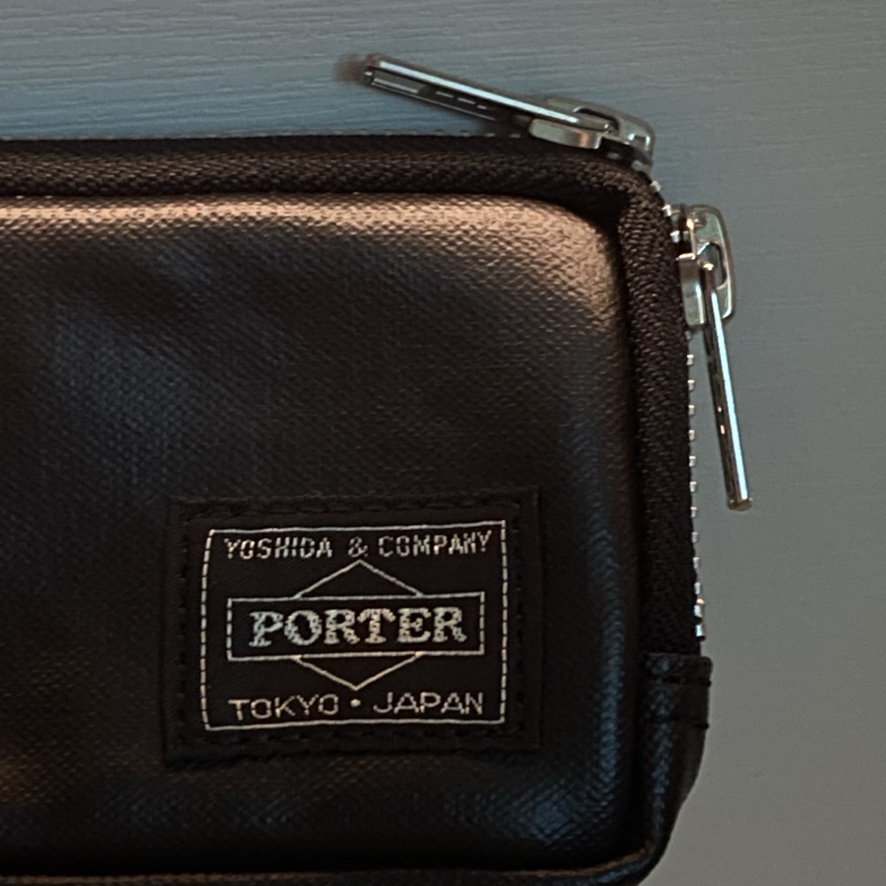 Porter Freestyle Multi Coin Case Black 착용 스타일