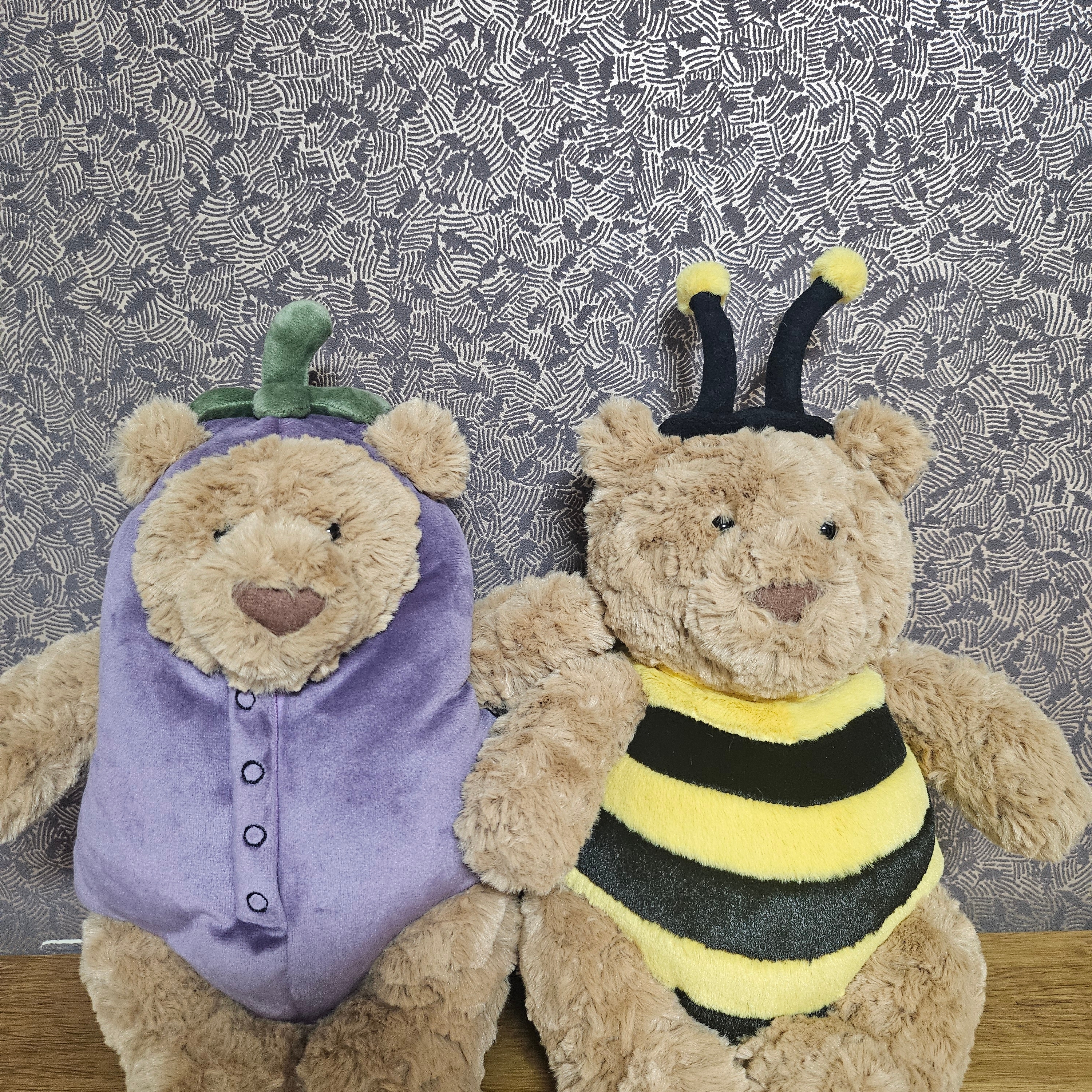 Jellycat Bartholomew Bear Bumblebee Brown, Jellycat Bartholomew Bear Aubergine Purple 착용 스타일