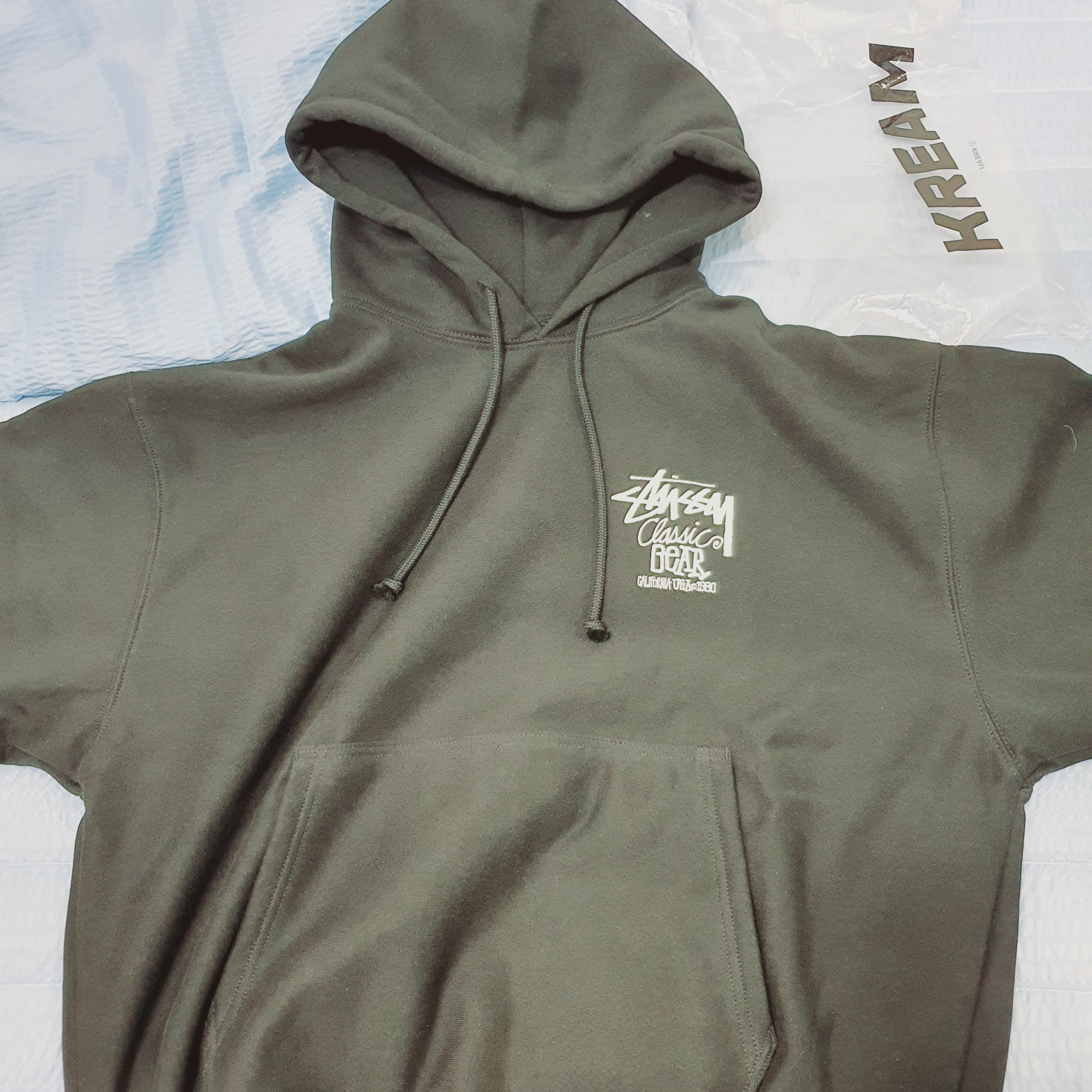 Stussy Classic Gear Hoodie Black, Stussy Basic New Era 9Twenty Basic Strapback Black 착용 스타일 - 1
