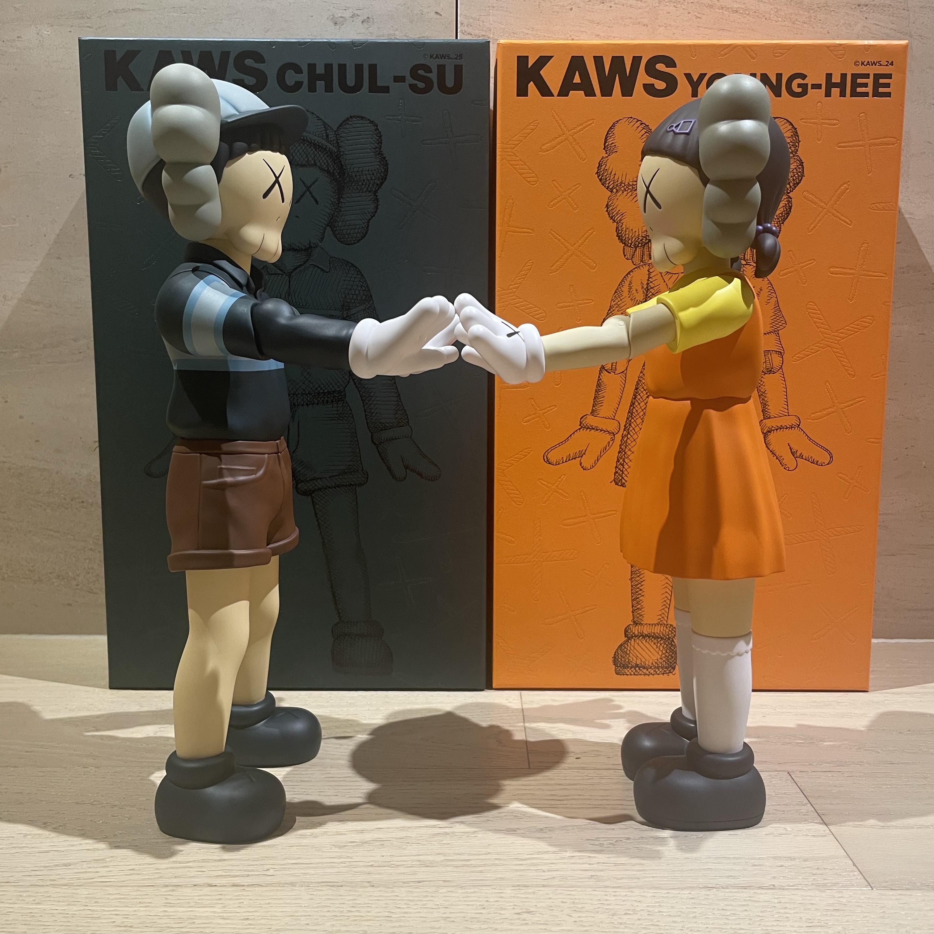 Kaws x Squid Game Young-Hee Vinyl Figure Coloured, Kaws x Squid Game Chul-Su Vinyl Figure Coloured 착용 스타일 - 3