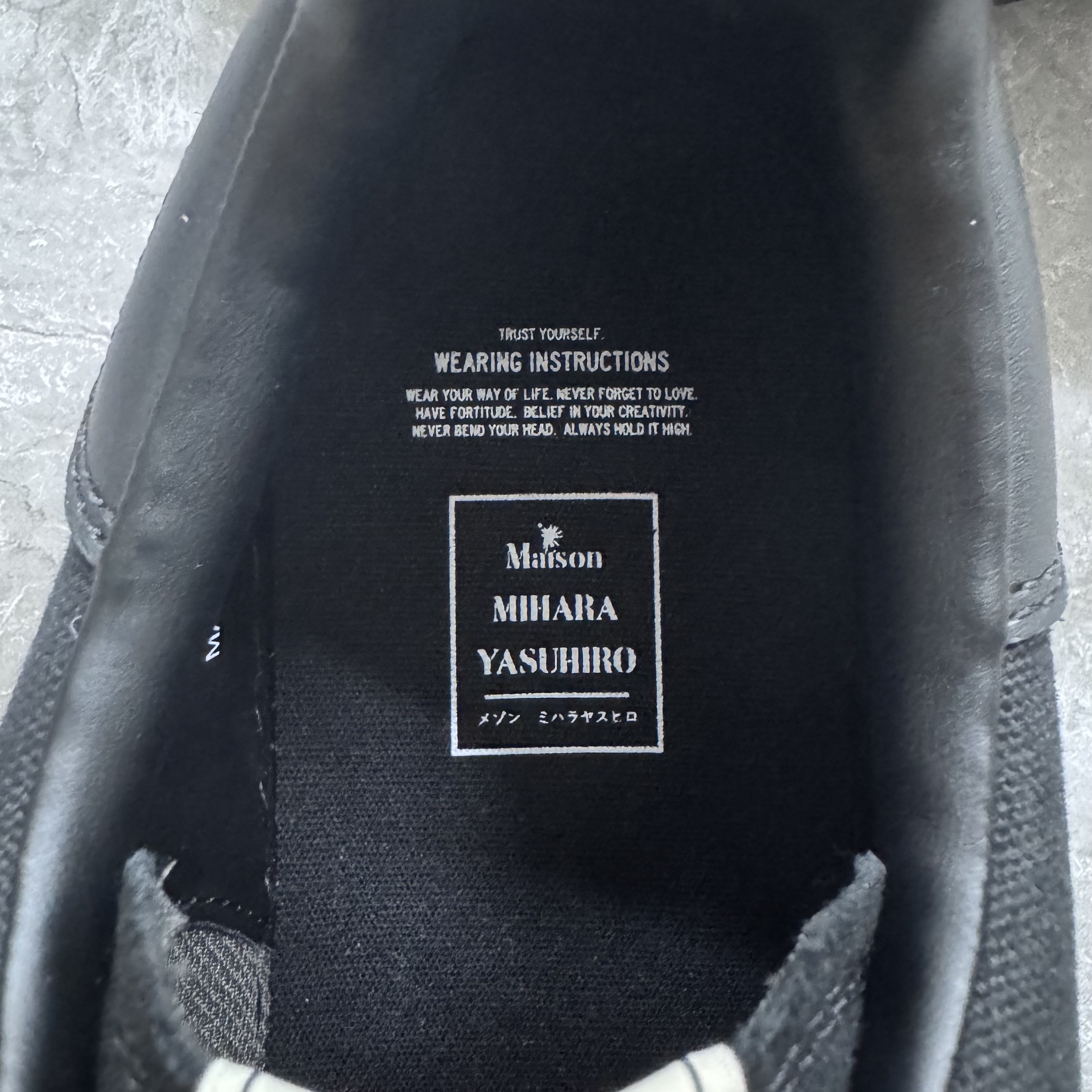 Maison Mihara Yasuhiro Blakey OG Sole Canvas Low-top Sneakers Black Black 착용 스타일 - 5