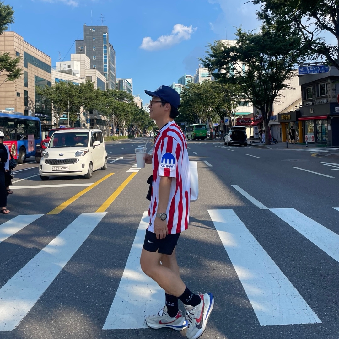 Nike x Sacai VaporWaffle Royal Fuchsia, Nike Atletico Madrid 2025/26 Stadium Home Dri-Fit Soccer Replica Jersey Sport Red White (Non Marking Ver.) 착용 스타일