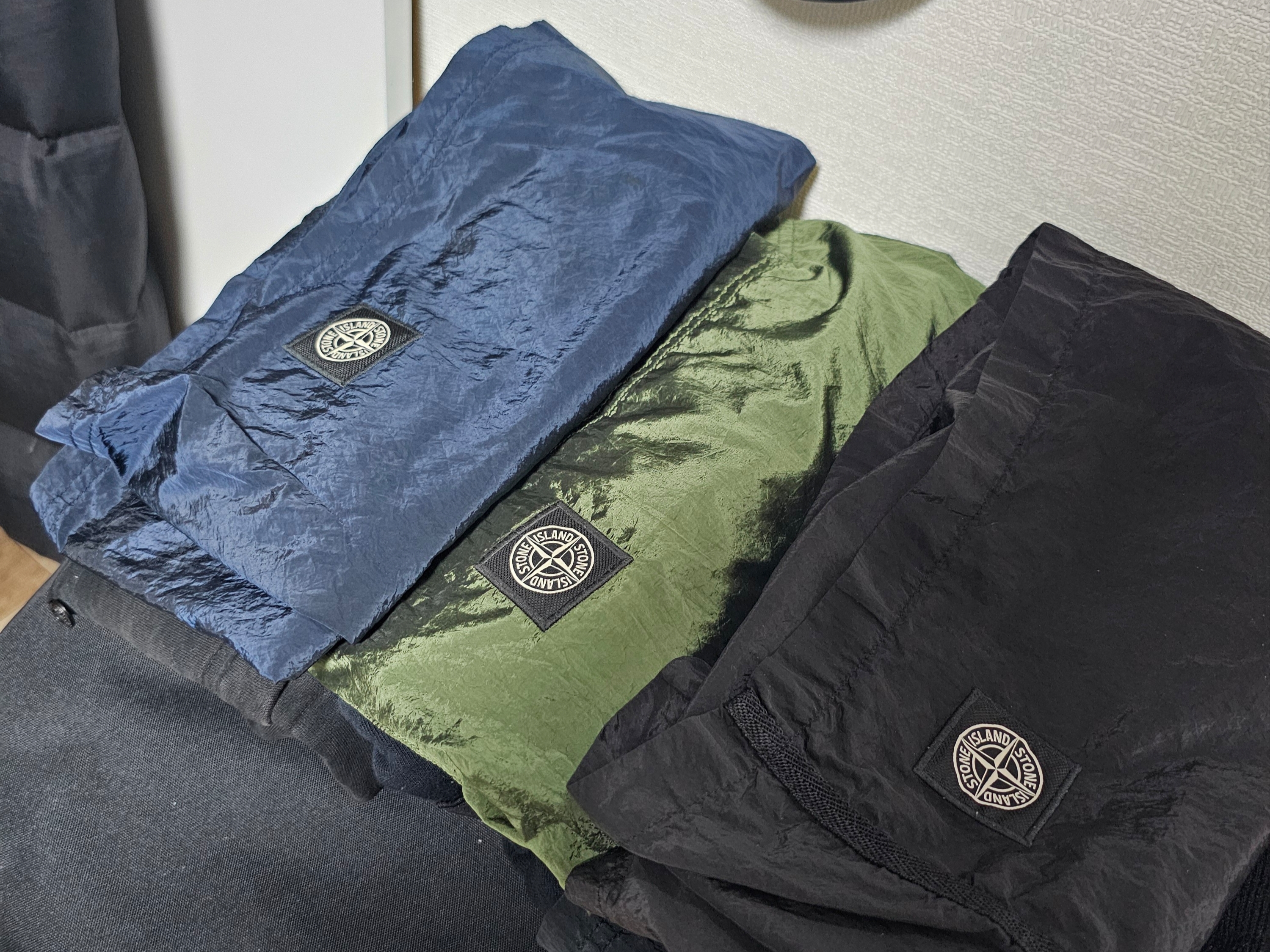 Stone Island B0943 Nylon Metal Swimming Trunk Sky Blue - 24SS, Stone Island B100009 Nylon Metal in Econyl Pocket Details Regular Fit Swim Trunks Black - 25SS 착용 스타일