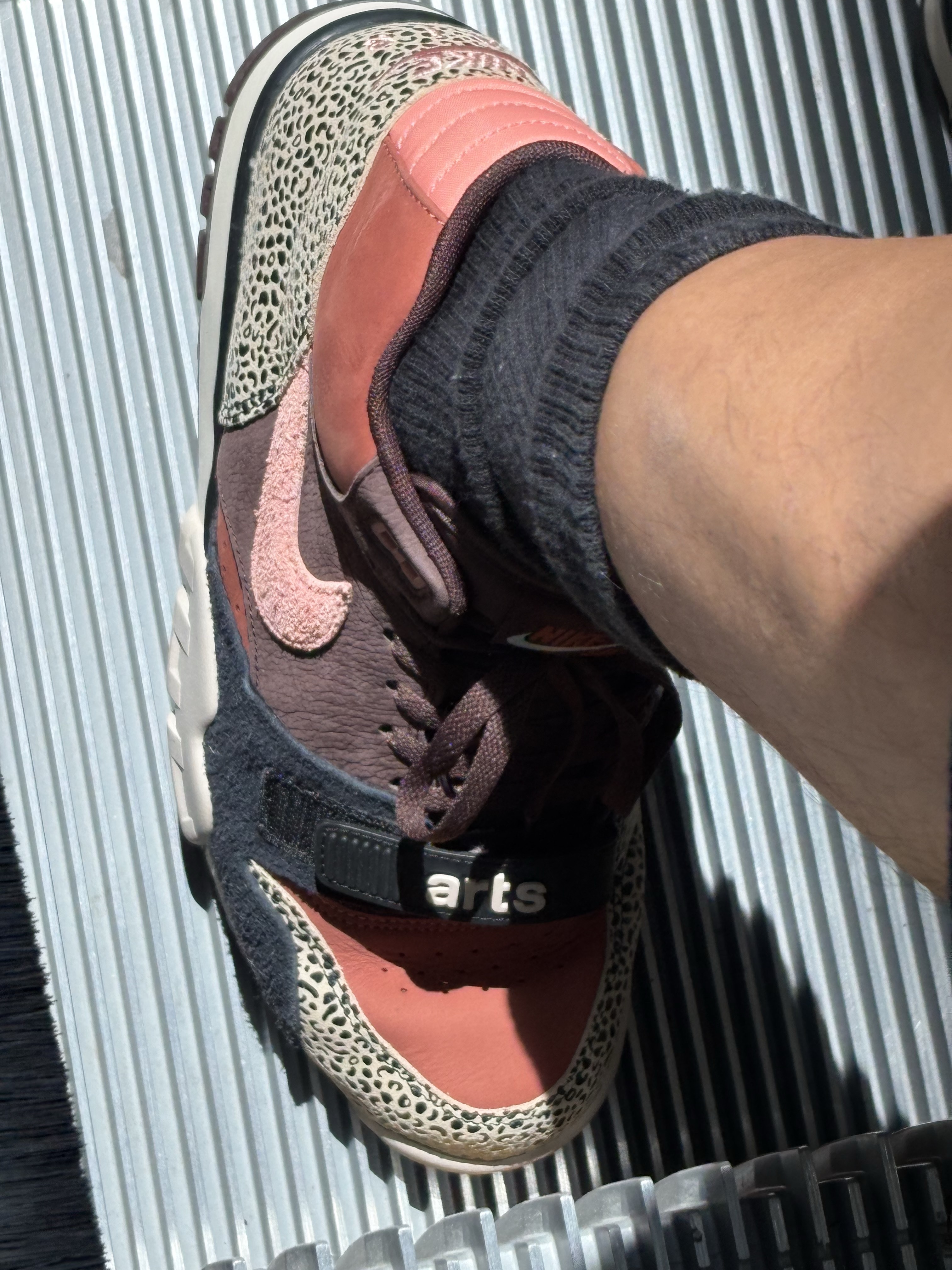 Nike x Arts-Rec Skateshop SB Air Trainer 1 Earth and Dusty Peach 착용 스타일