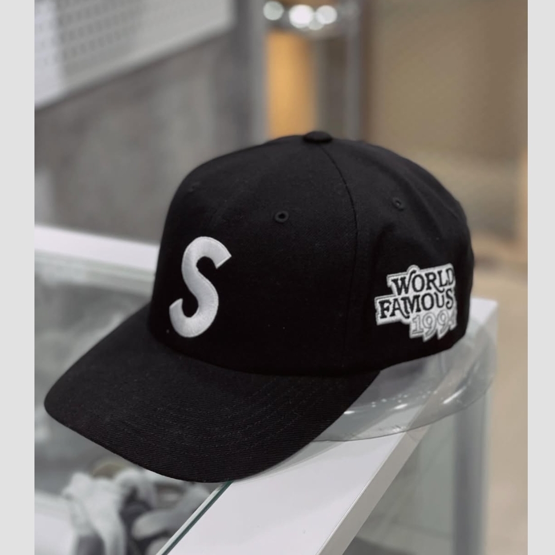 Supreme World Famous S Logo 6-Panel Navy - 25SS, Supreme World Famous S Logo 6-Panel Black 착용 스타일 - 3