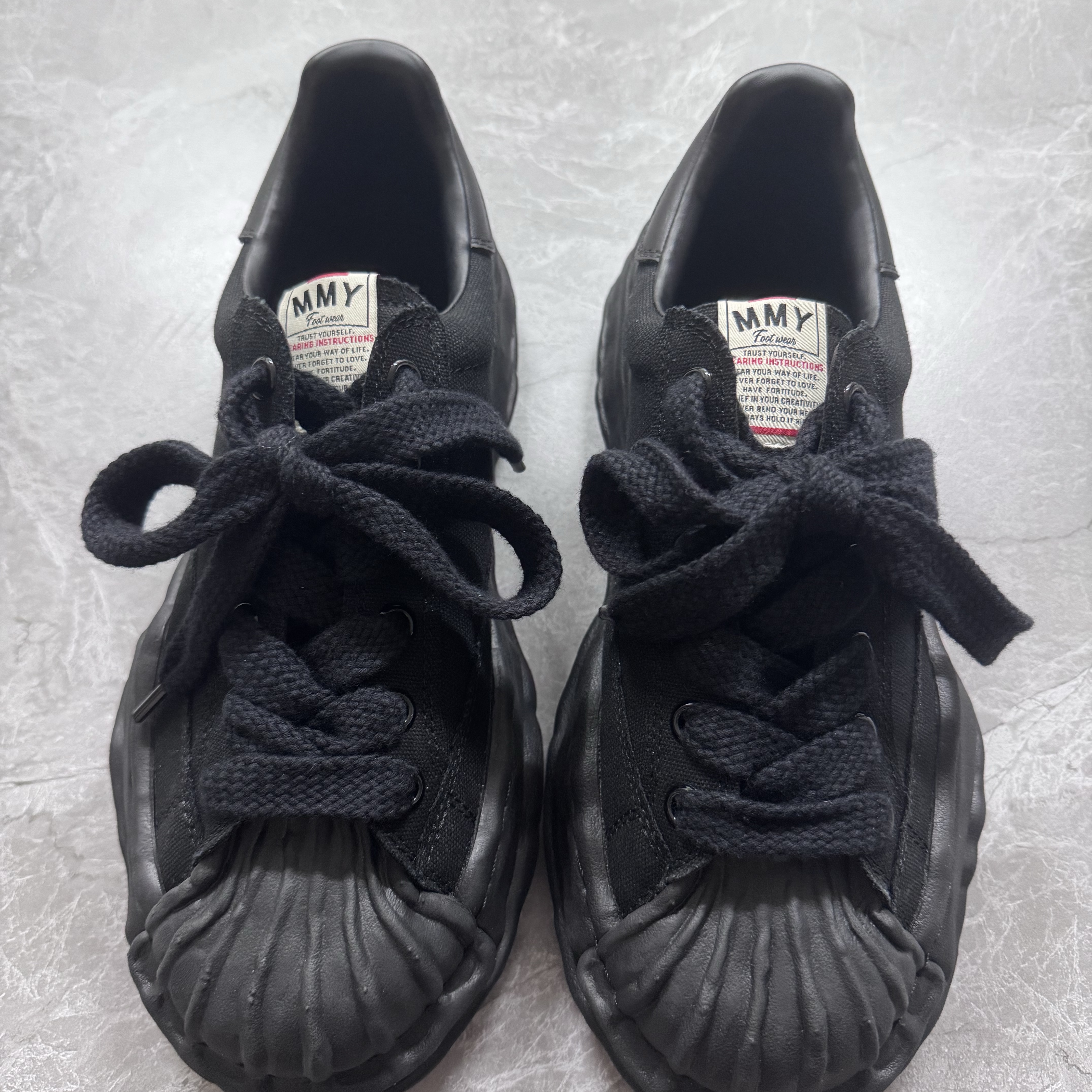 Maison Mihara Yasuhiro Blakey OG Sole Canvas Low-top Sneakers Black Black 착용 스타일 - 3