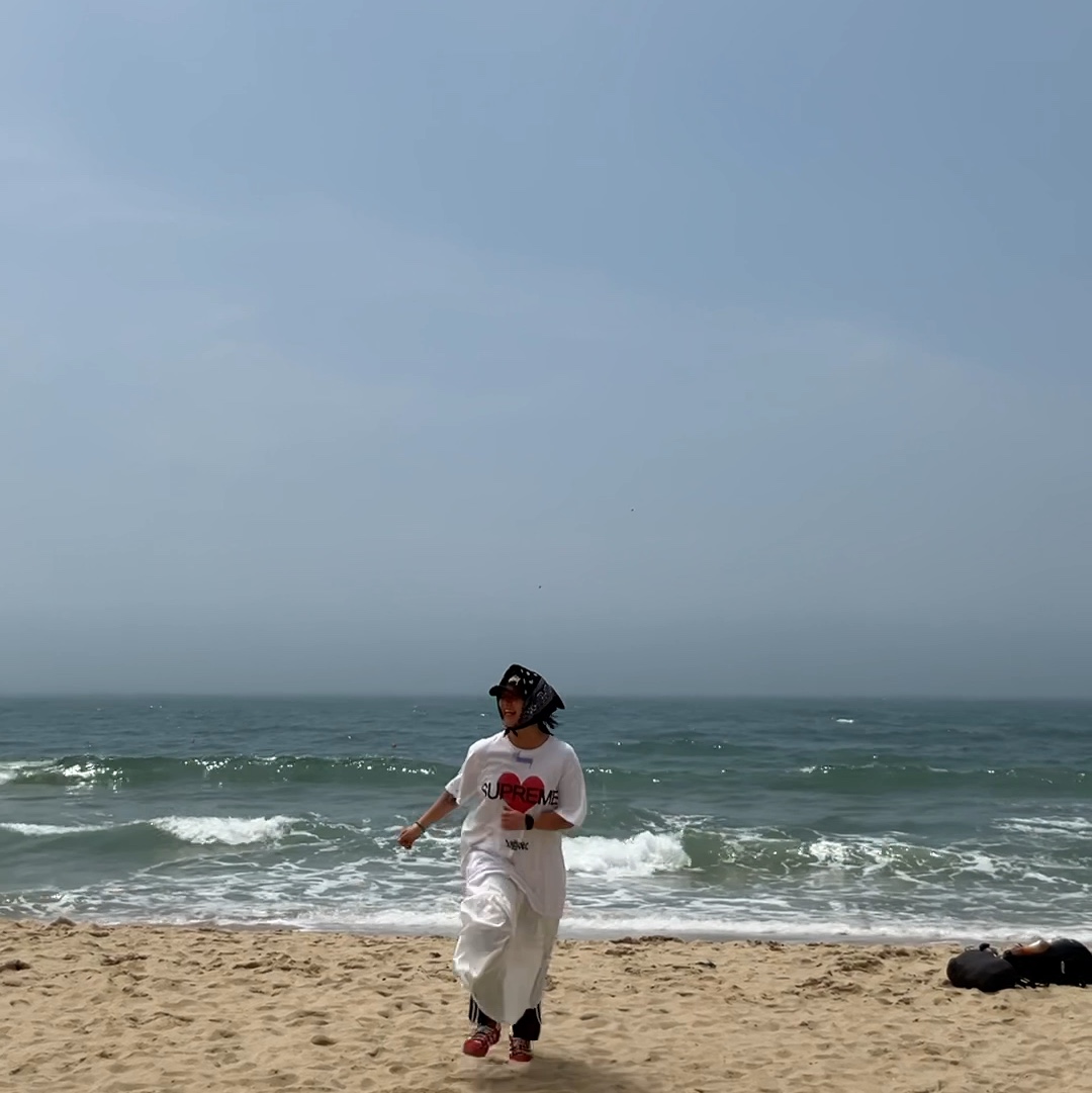 Supreme Announcing T-Shirt White - 25SS 착용 스타일 - 6