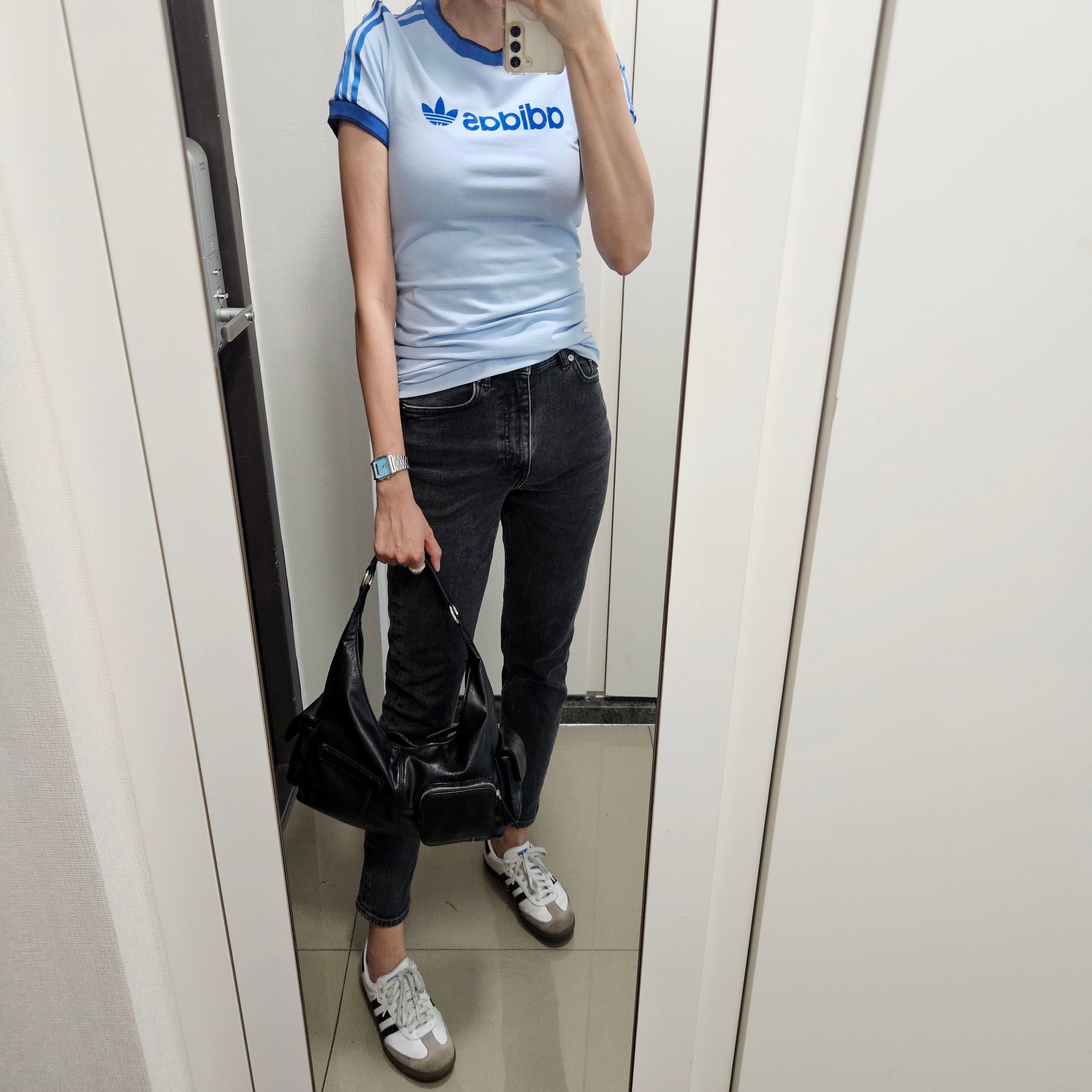(W) Adidas Graphic Badge Slim 3S T-Shirt Clear Sky - US Sizing, Adidas Samba OG Cloud White 착용 스타일 - 1