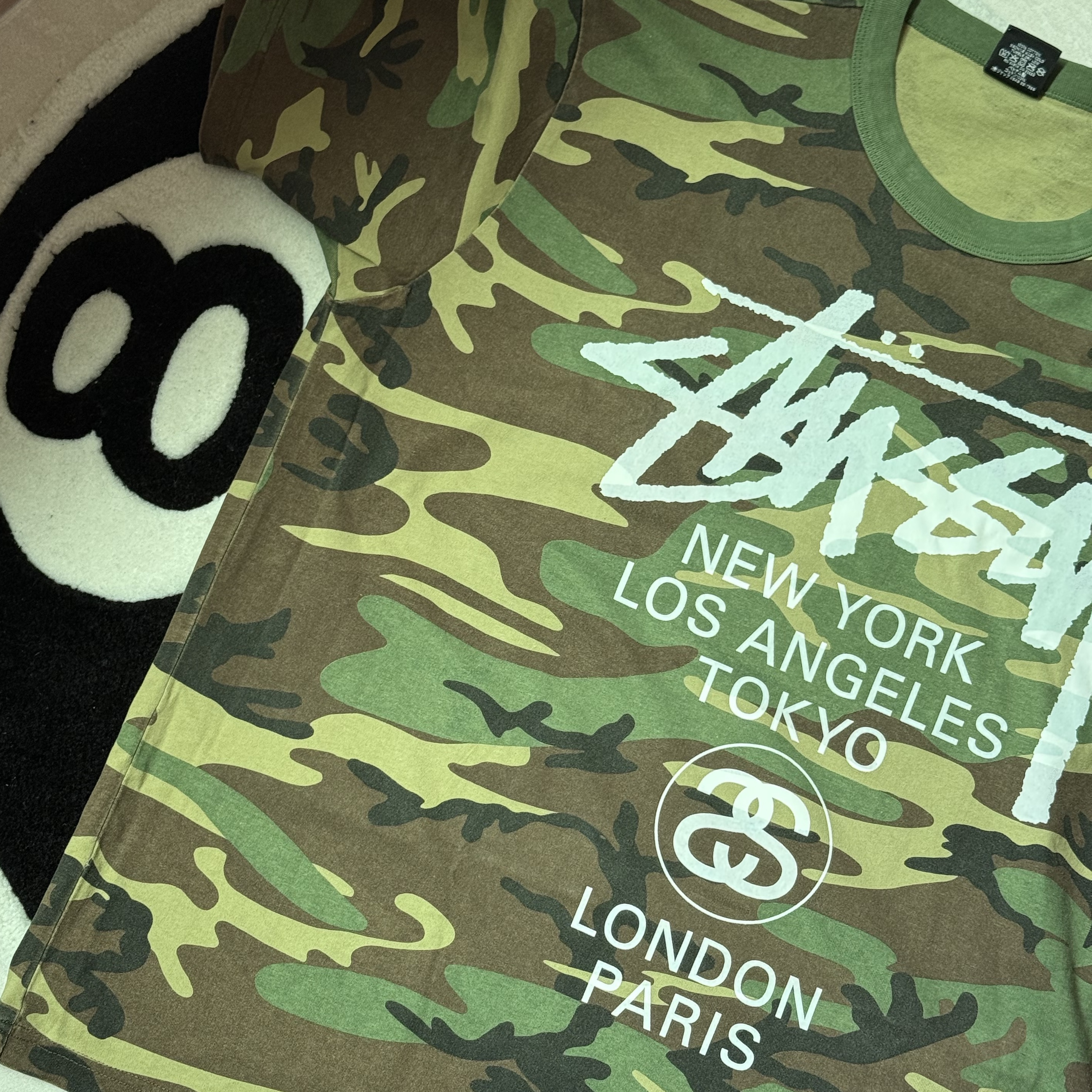Stussy World Tour T-Shirts Camo 2025, Stussy 8 Ball Rug Black 착용 스타일