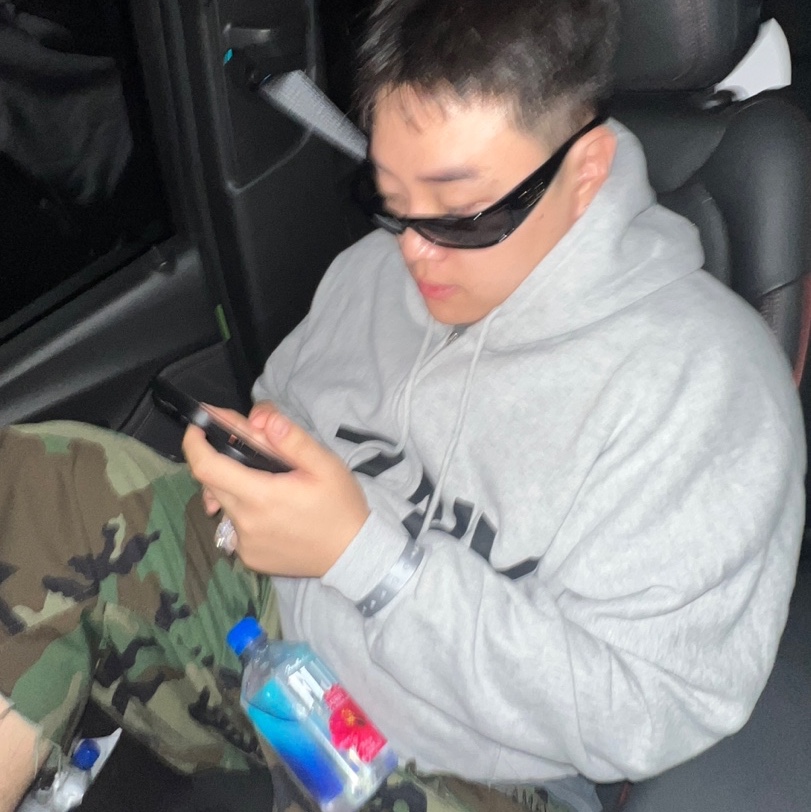 Prada Symbole Sunglasses Slate Gray Lenses Standard Fit, Yeezy HD-10 Grey - Korea Limited 착용 스타일 - 2