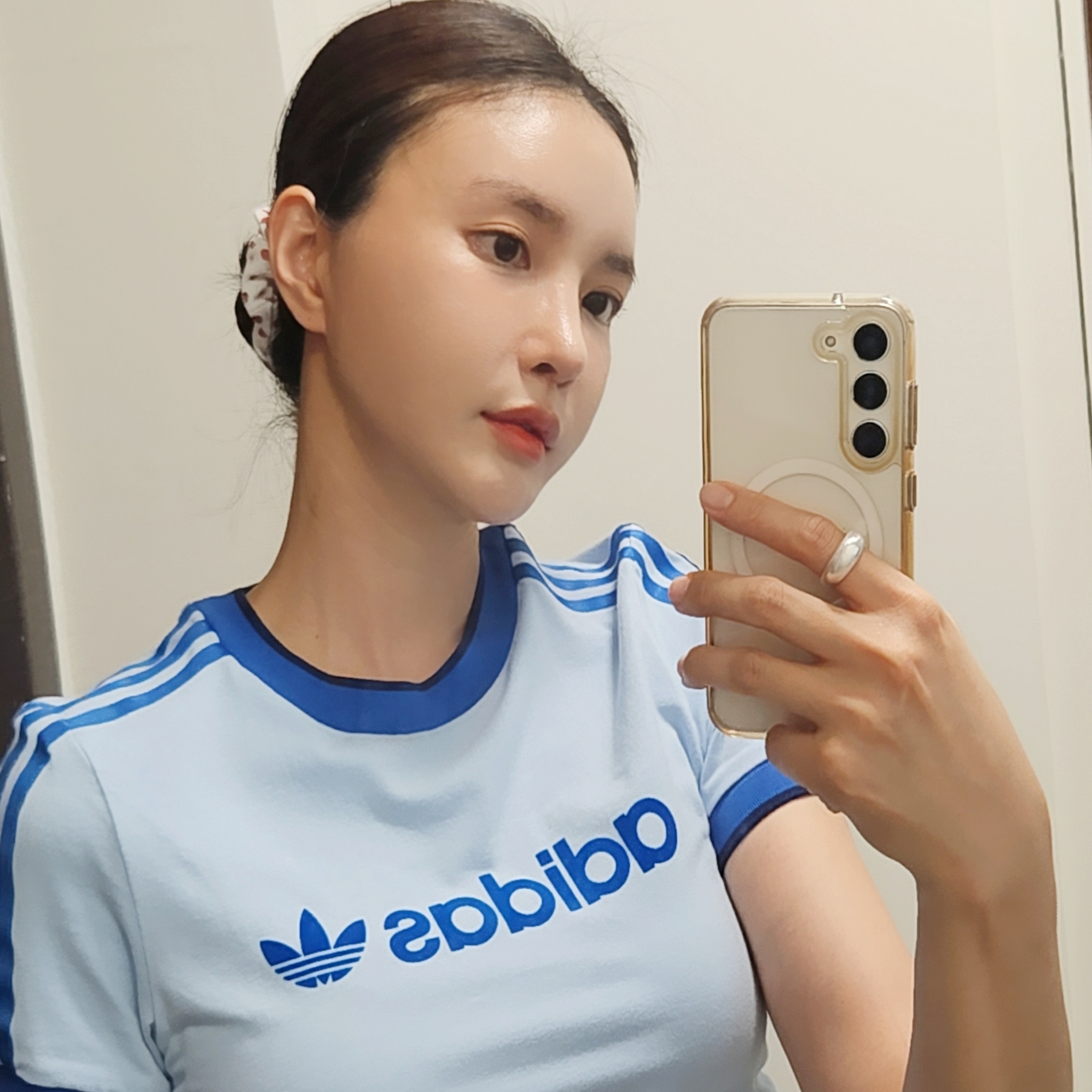 (W) Adidas Graphic Badge Slim 3S T-Shirt Clear Sky - US Sizing, Adidas Samba OG Cloud White 착용 스타일 - 4