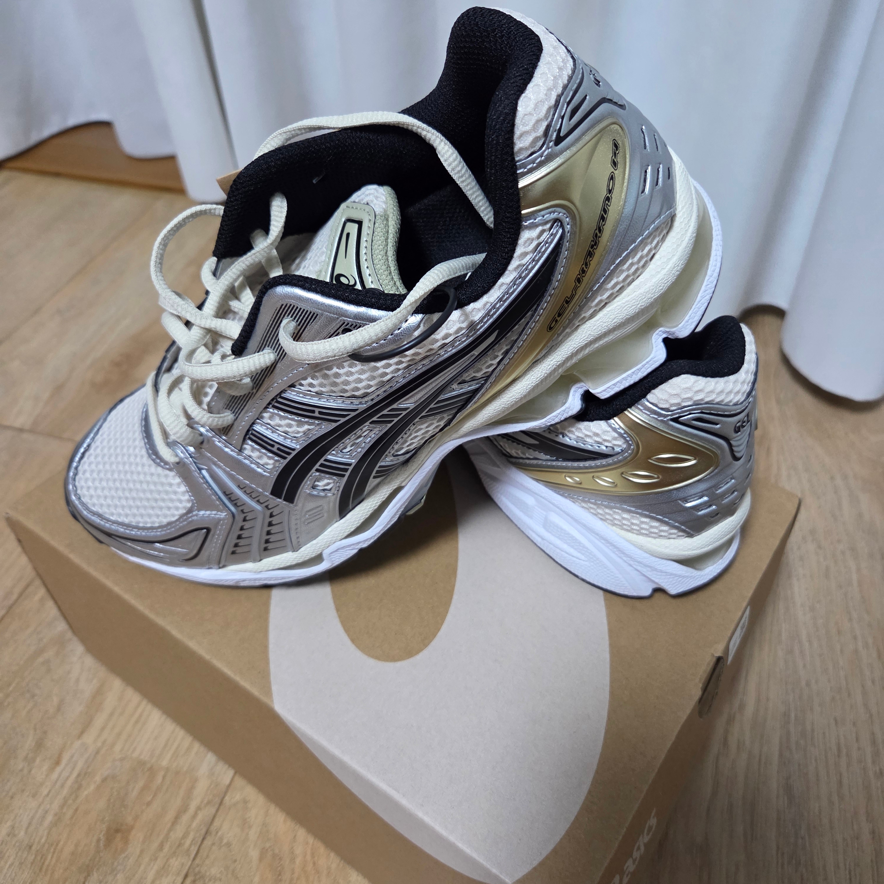 Asics Gel-Kayano 14 Birch Pure Silver 착용 스타일 - 4
