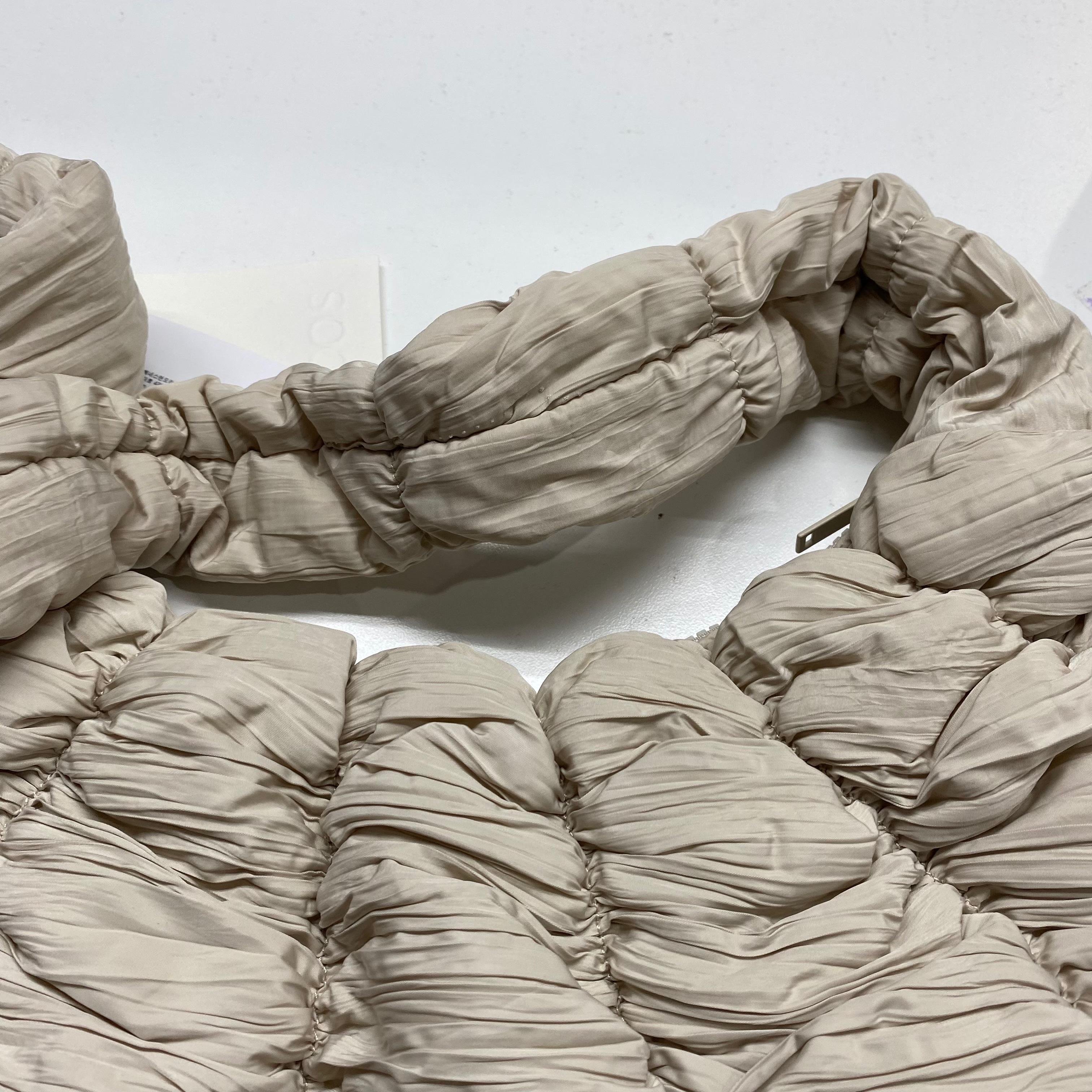 코스 리플 나일론 크로스바디백 오프 화이트 | KREAM