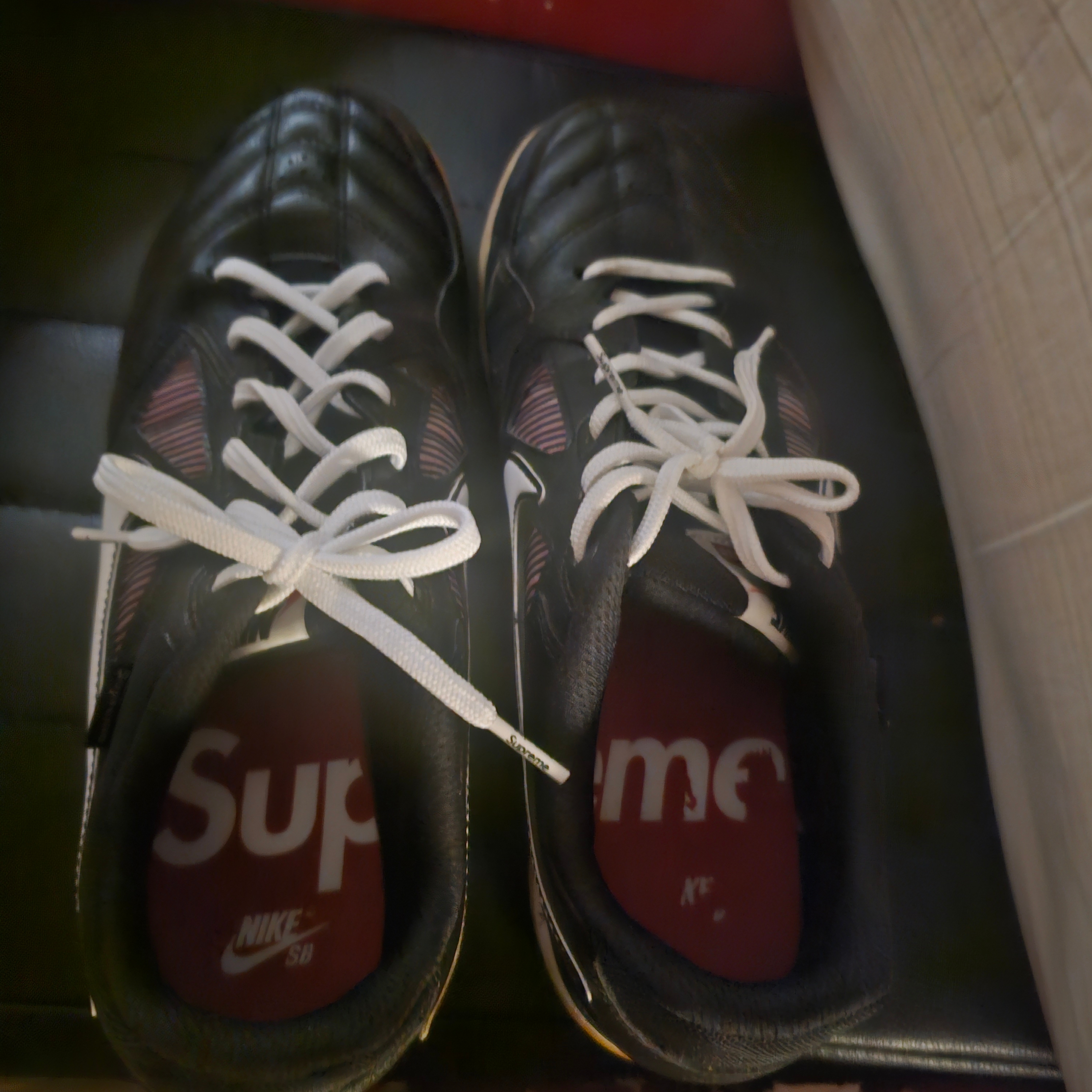 Nike x Supreme SB Gato Black 착용 스타일