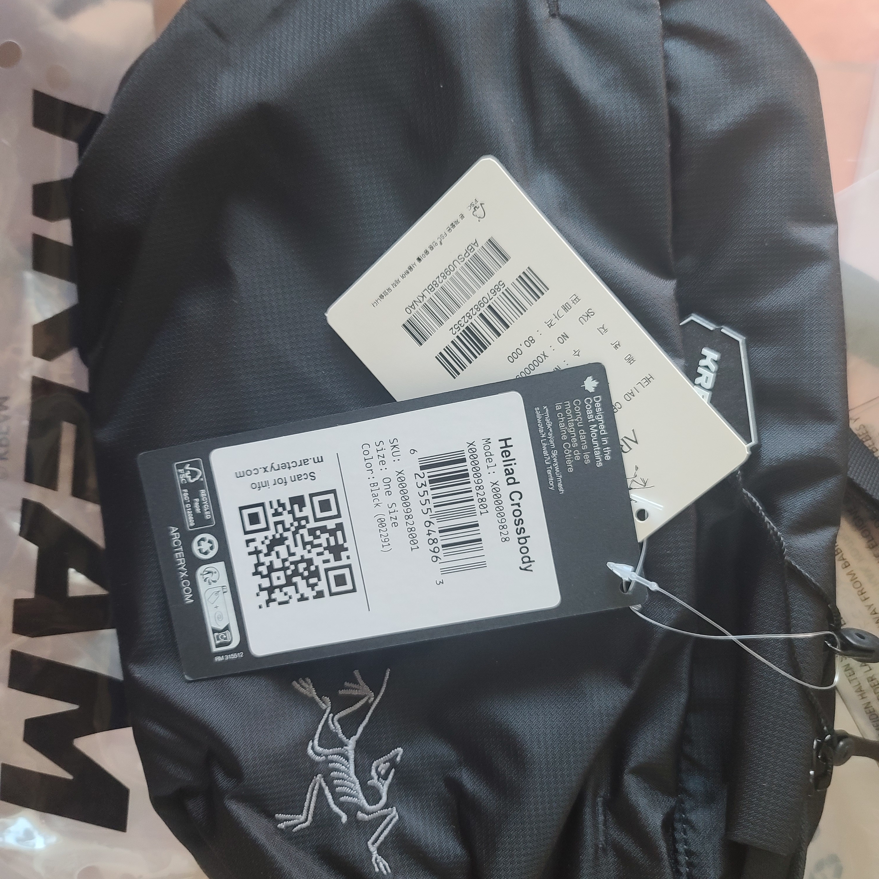 Arc'teryx Heliad 6 Crossbody Bag Black 착용 스타일