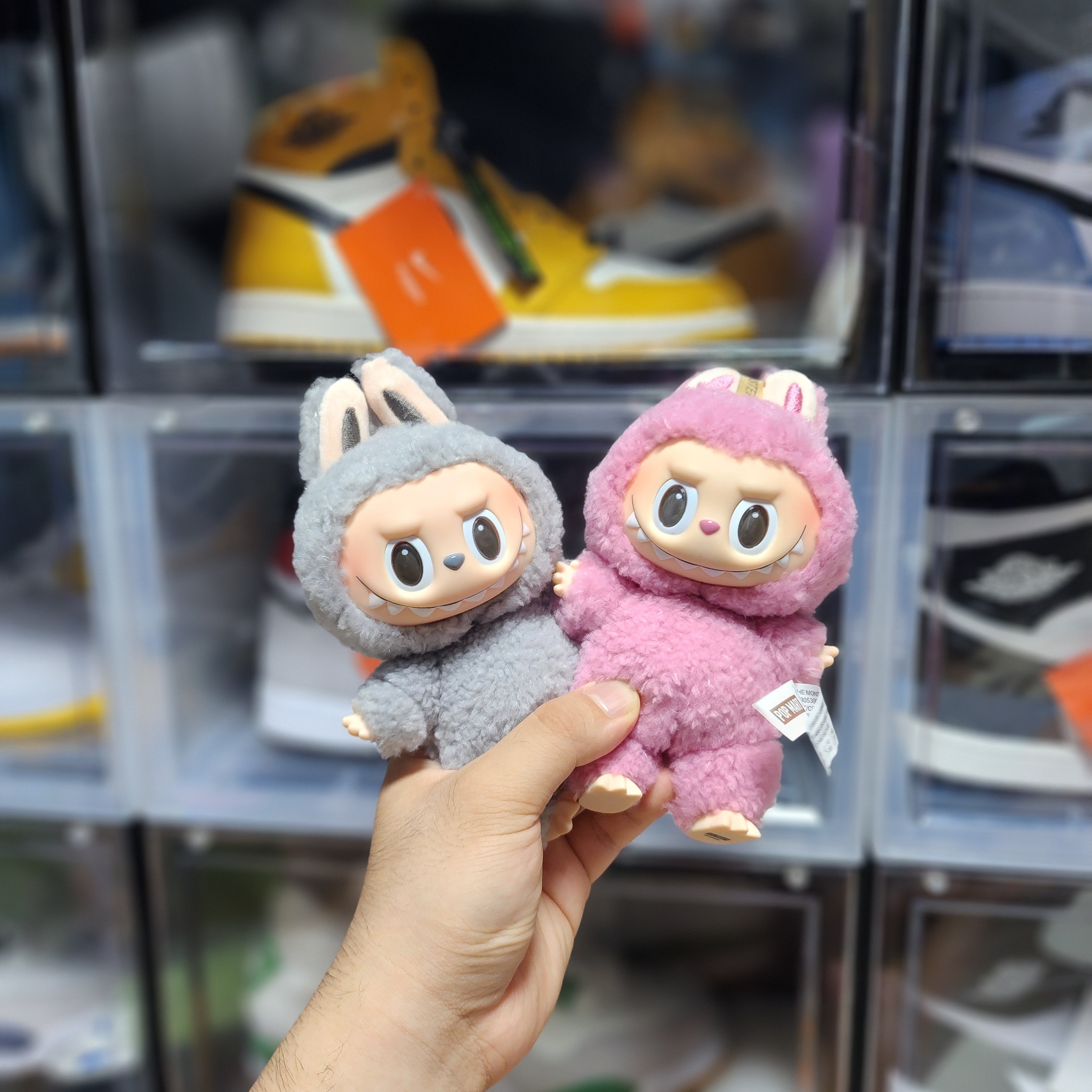 Pop Mart Labubu The Monsters Labubu Tasty Macarons Series Sesame Bean Keyring (Opened Case), Pop Mart Labubu The Monsters Labubu Tasty Macarons Series Lyche Berry Keyring 착용 스타일 - 1