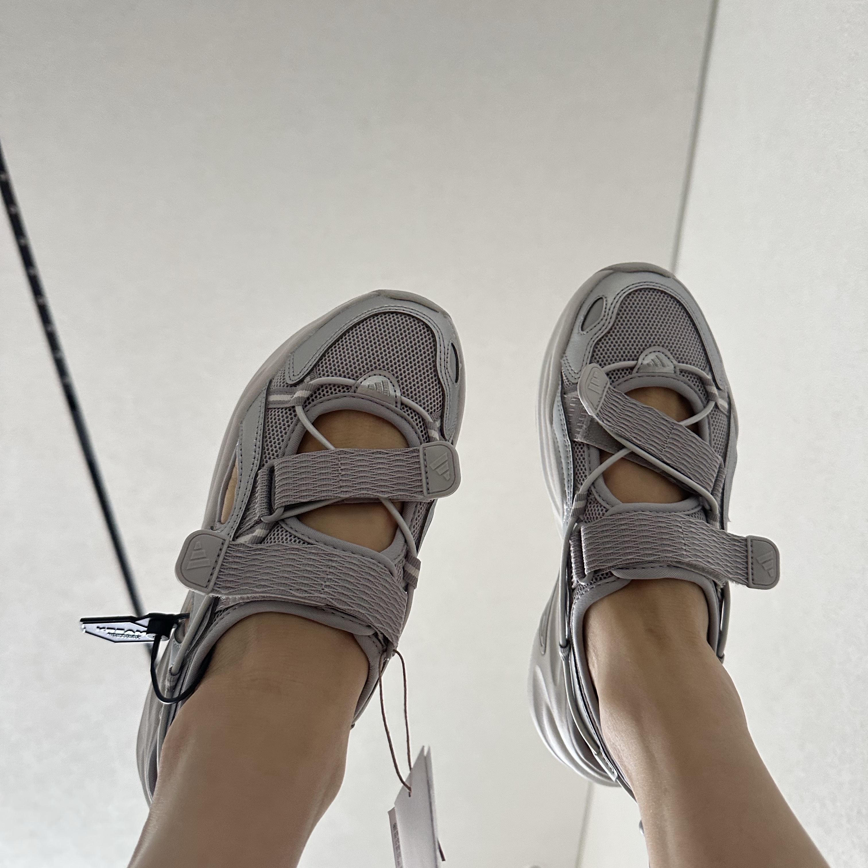 (W) Adidas Ozwave Sandal Grey Two Silver Metallic 착용 스타일 - 1