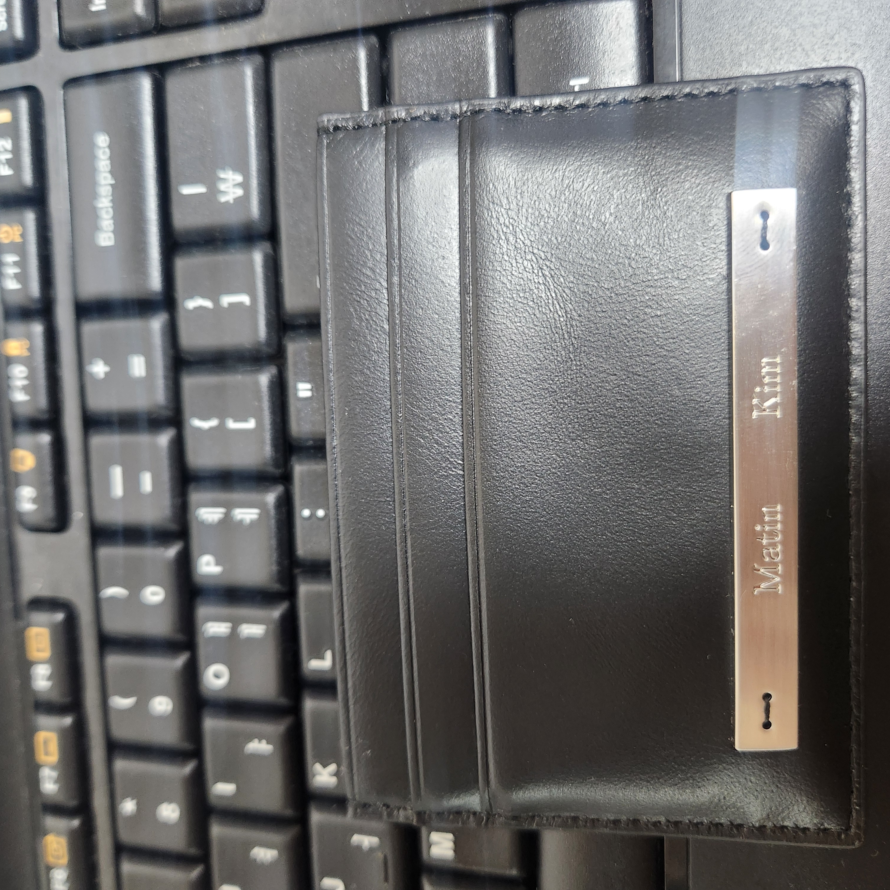 Matin Kim Vintage Card Wallet Black 착용 스타일